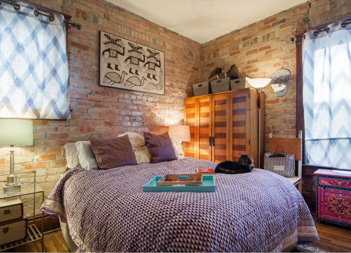 Уютная спальня с кирпичной стеной