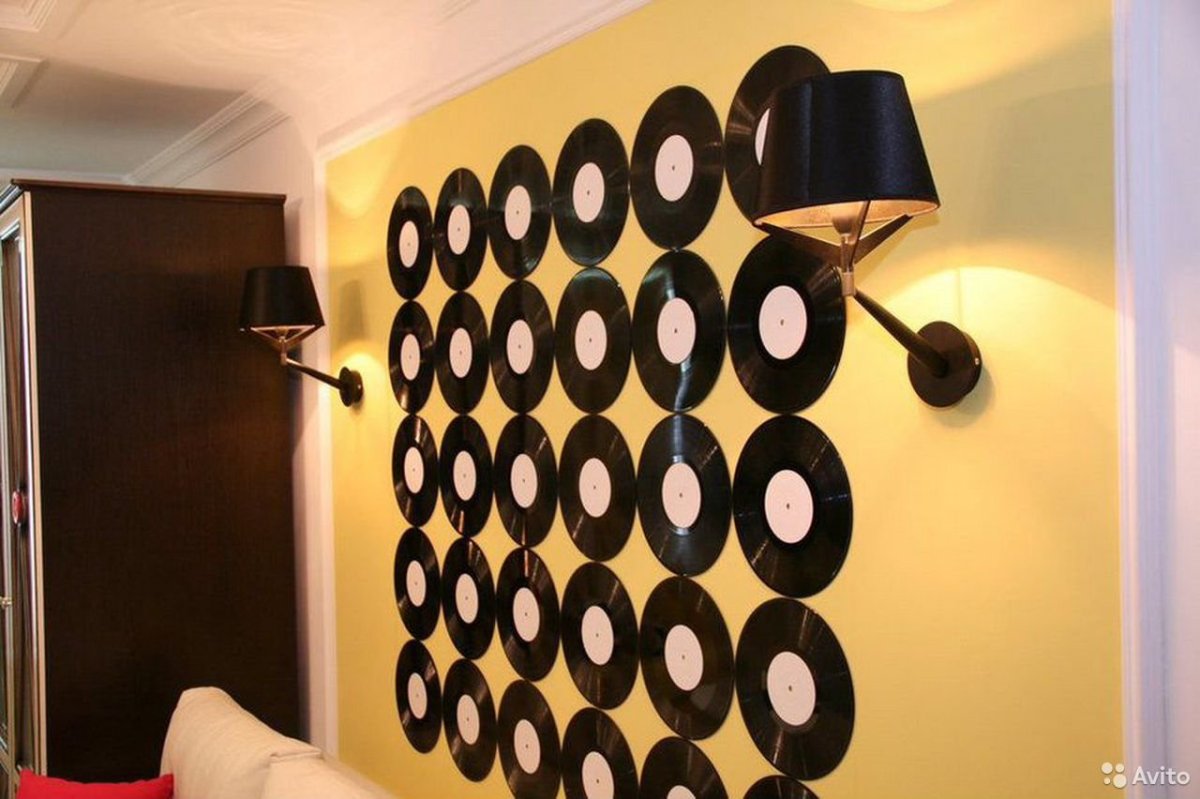 Виниловые пластинки в интерьере на стене