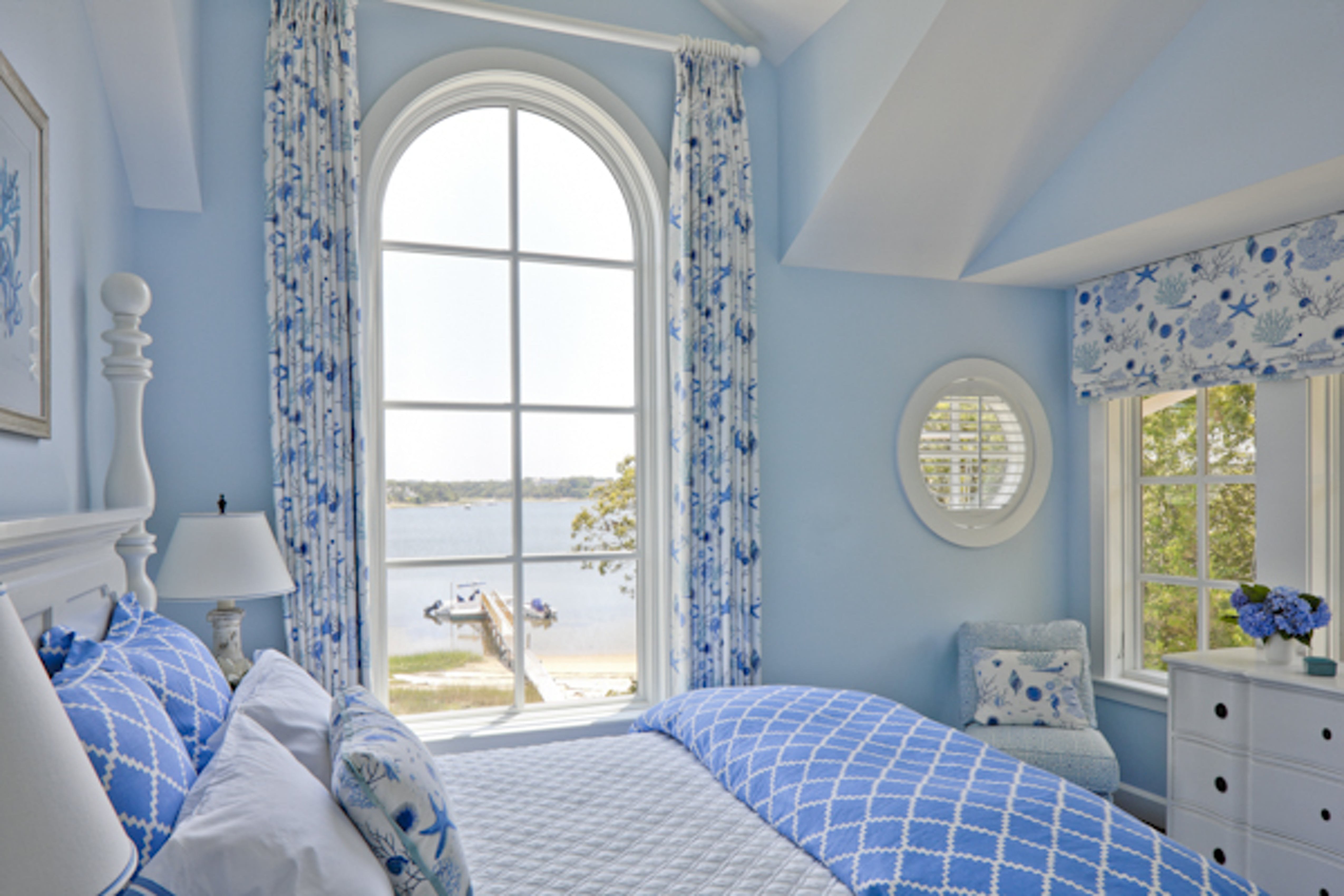 Красивые синие комнаты. Голубая комната. Бело голубая спальня. Спальня в бело голубых тонах. Спальня в синих тонах.