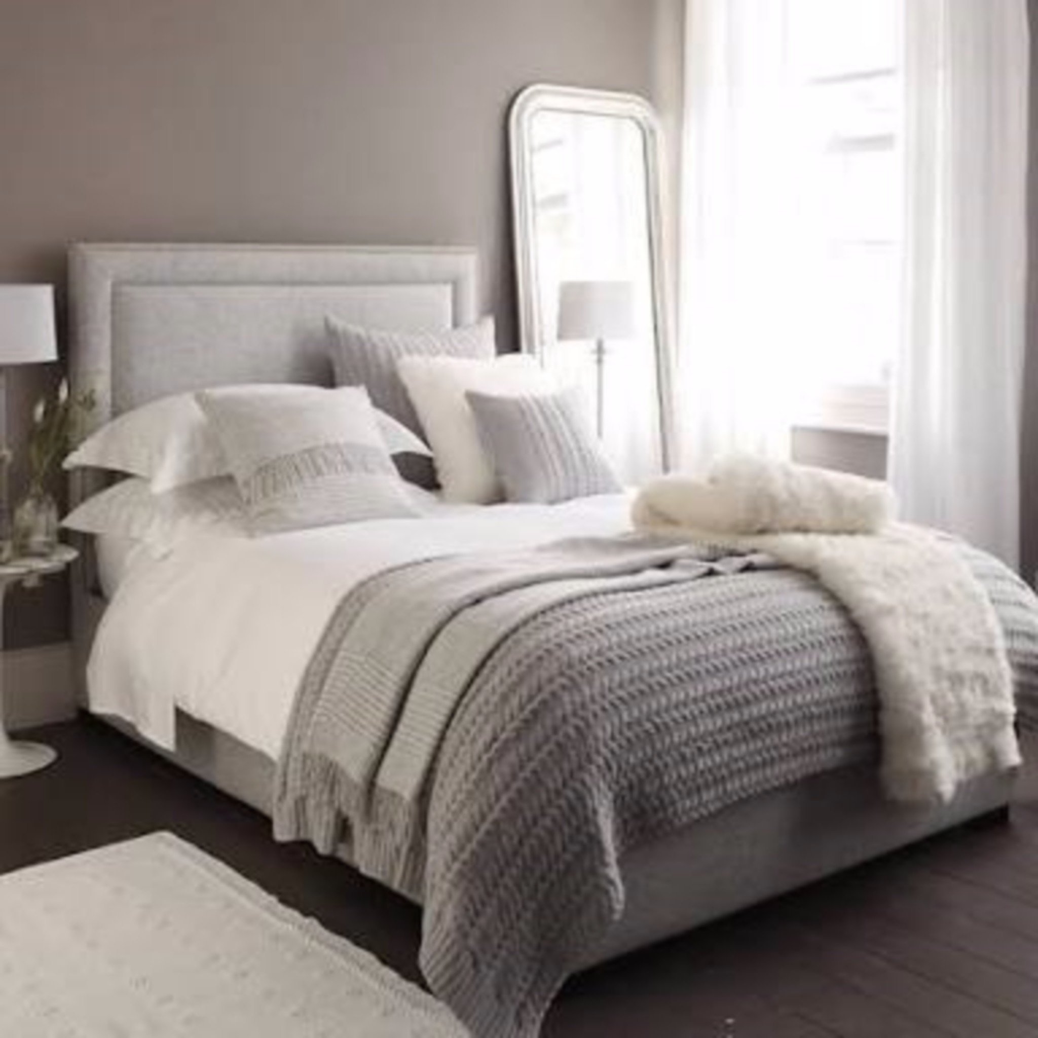 Как убрать постель. Спальня в скандинавском стиле. Красиво застеленная кровать. Покрывало в интерьере спальни. Красивая заправленная кровать.