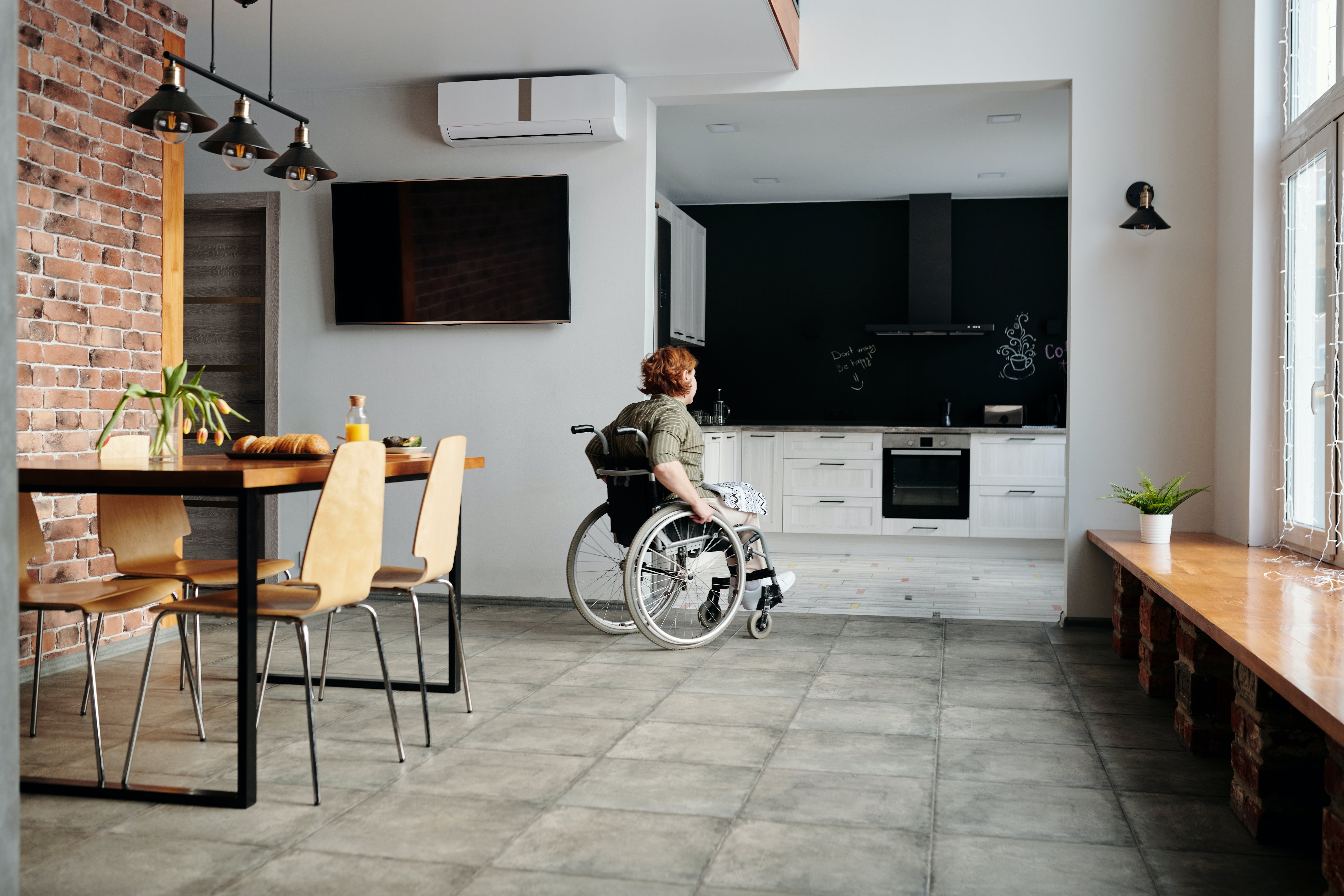 Жилье для инвалидов 1 группы. Квартира для инвалида. Кухня для колясочника. Квартира для инвалида колясочника. Кухня для инвалида колясочника.
