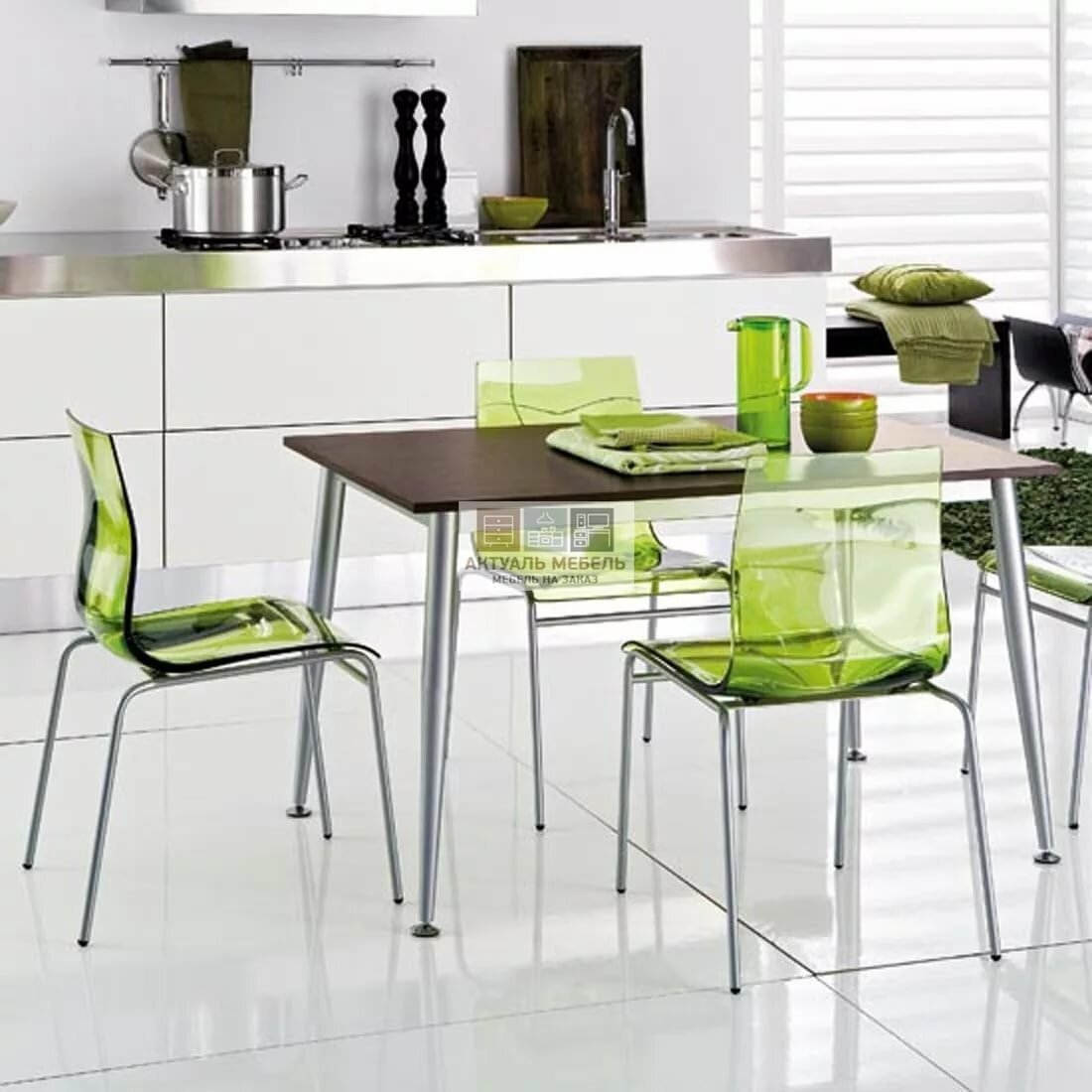 Кухня с зелеными стульями