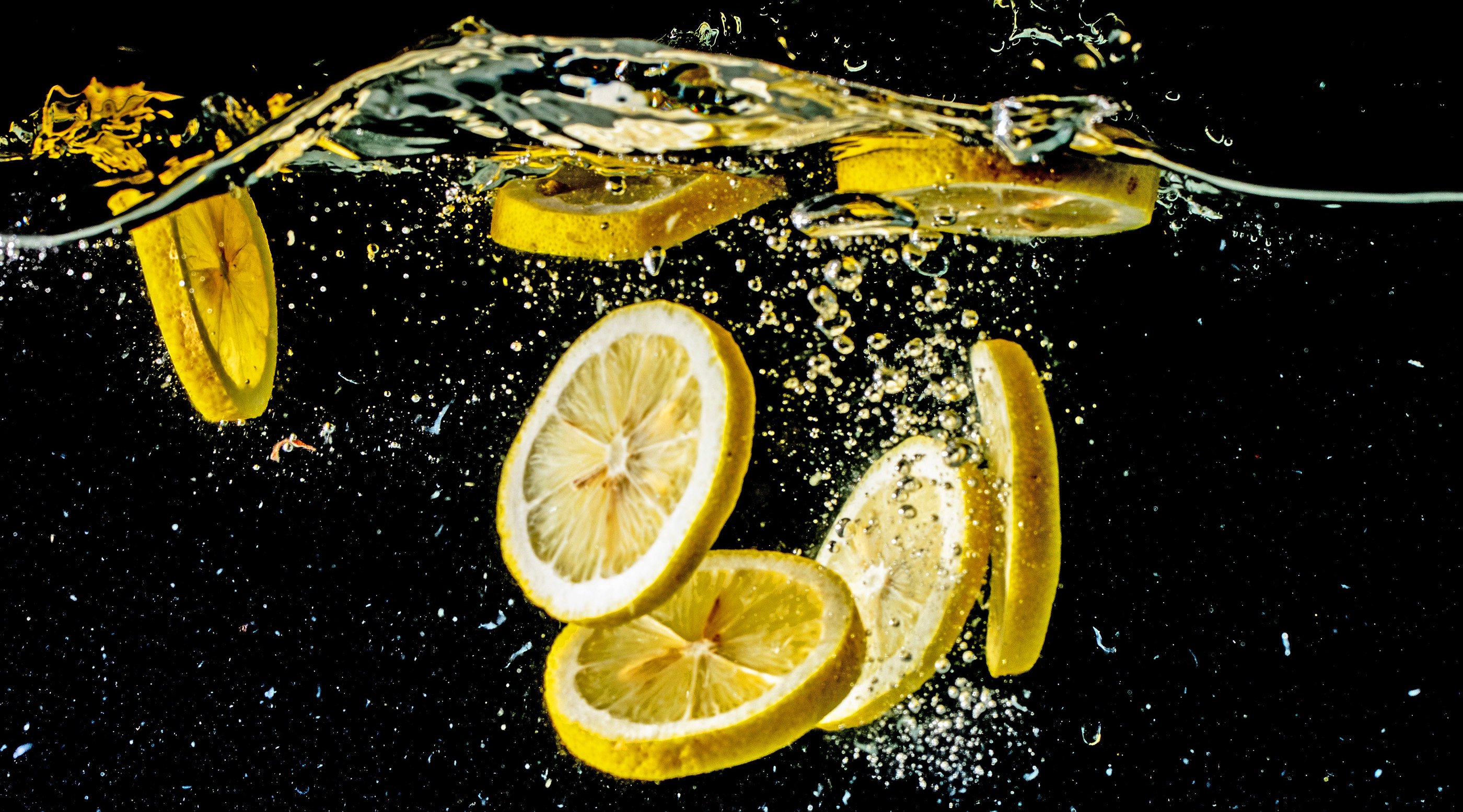 Вода с лимоном на ночь можно ли. Вода с лимоном. Лимон. Долька лимона. Дольки лимона в воде.