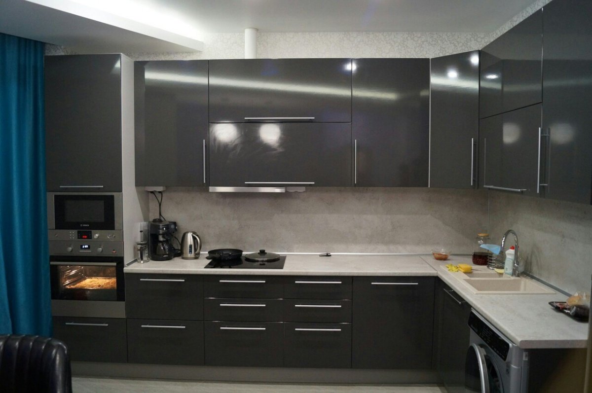 Кухня белый верх серый низ глянец