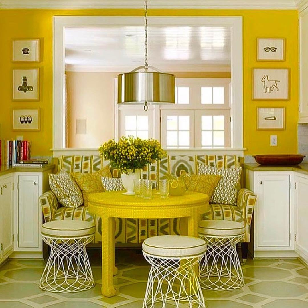 Кухня с желтыми стульями