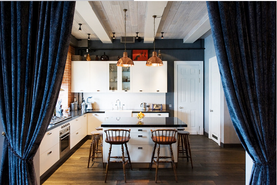 Синие шторы в интерьере кухни