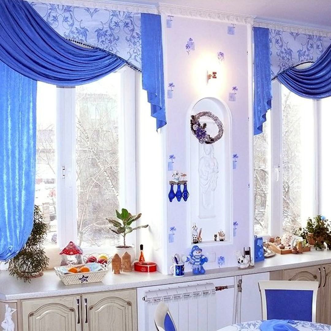 Синие шторы на кухне