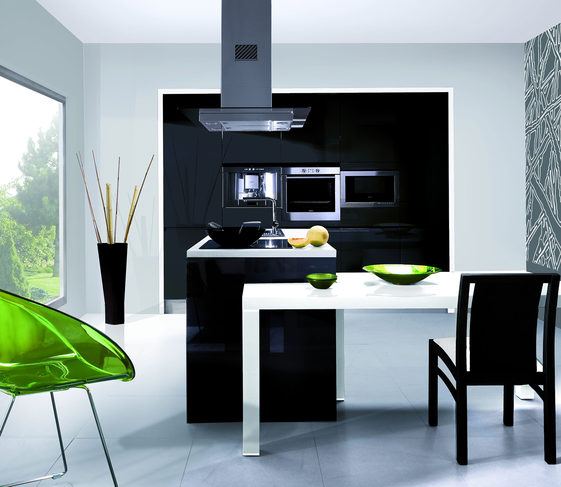 Черный стол на кухне. Кухня в стиле Хай тек. Черно белая кухня. Минимализм в интерьере кухни. Черная кухня в интерьере.