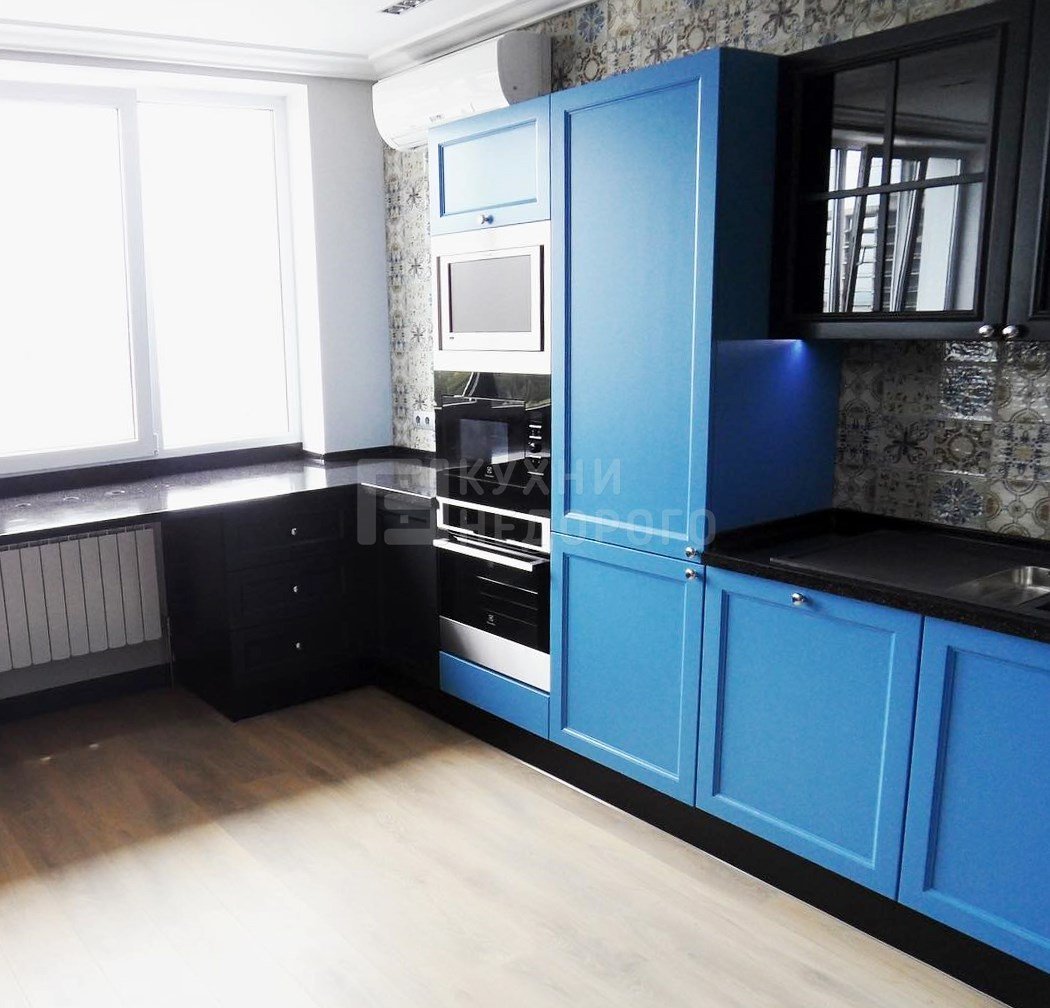 Синяя кухня с черной столешницей