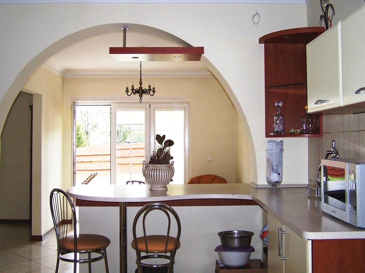 Арка переход. Красивая арка на кухню. Арка с барной стойкой. Современные арки на кухню. Арка между кухней.