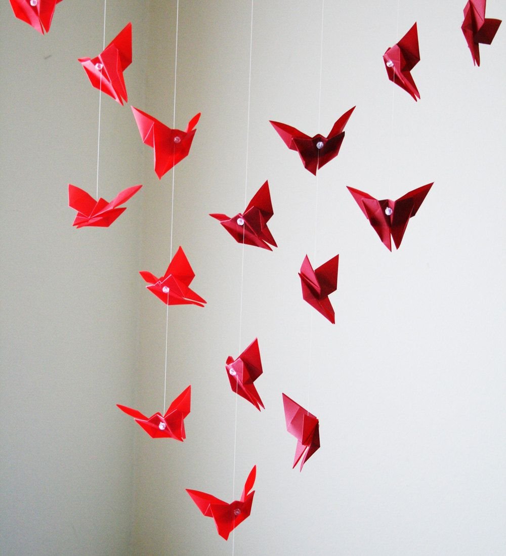 Легкое украшение комнаты. Украшения для комнаты. Гирлянда из бумажных бабочек. Бабочки украшение на стену. Украсить комнату из бумаги.