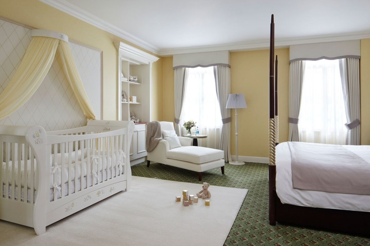 Дизайн комнаты с детской кроваткой и родителями