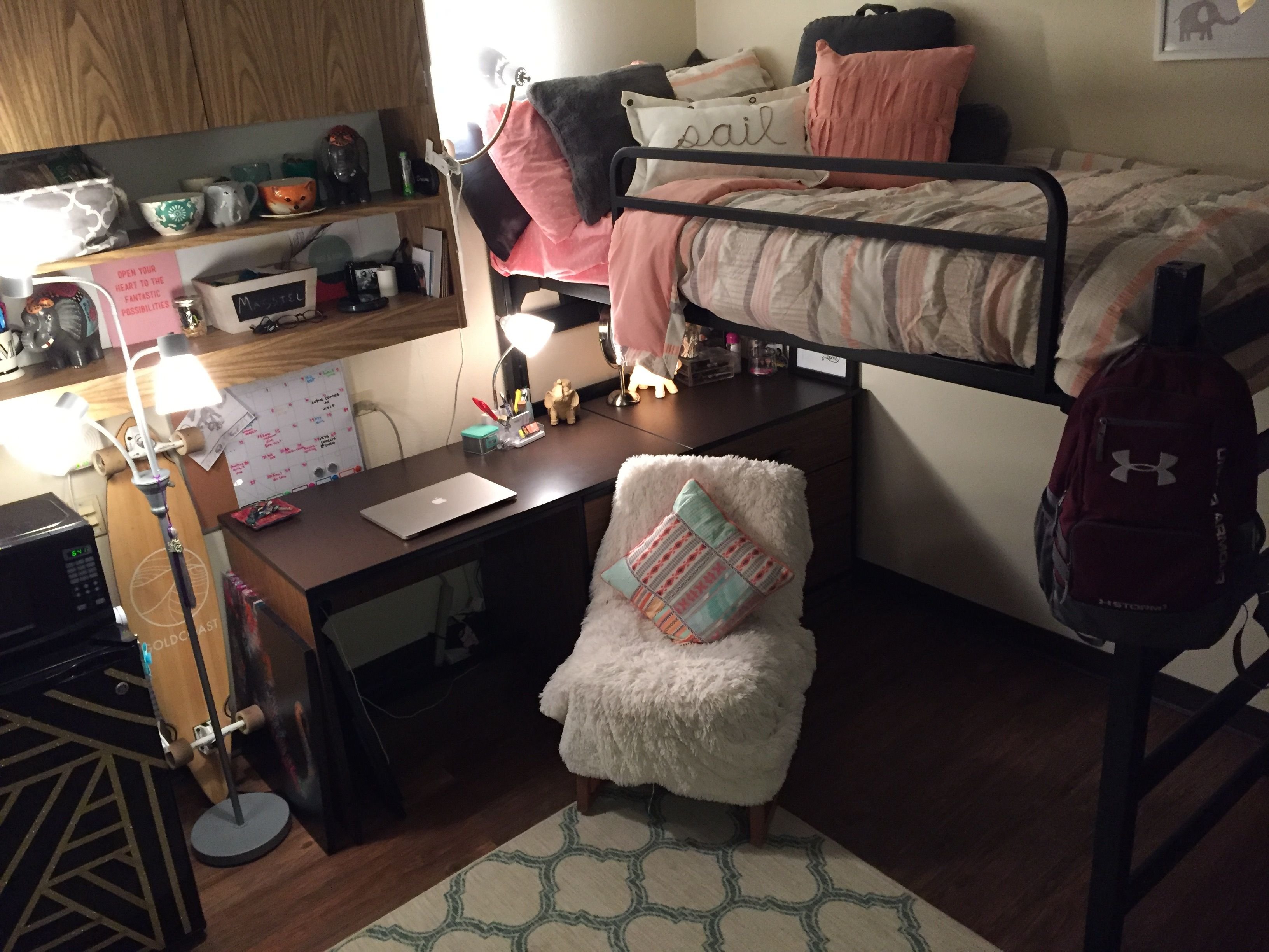 College room. Комната в общежитии. Уютная комната в общежитии. Уютная комната в общаге. Мебель для маленькой комнаты в общежитии.