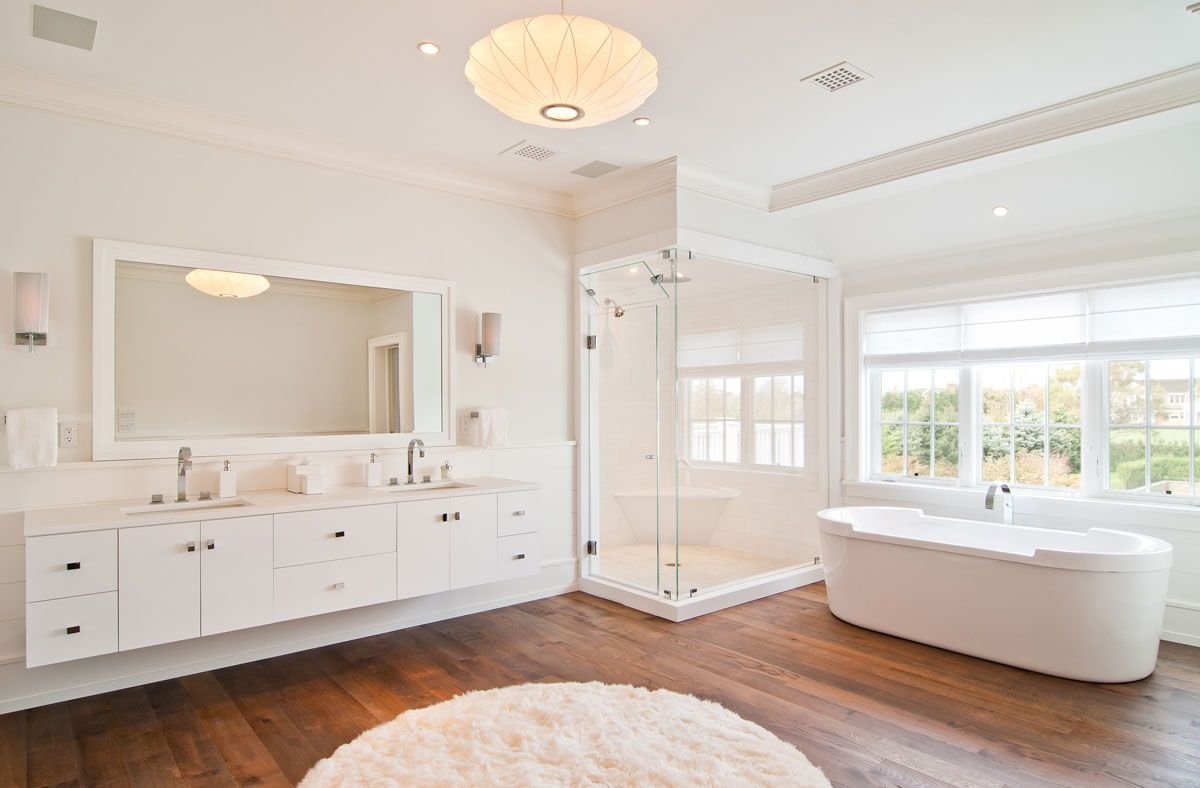 Фото светлых ванных комнат. Белая ванная комната. Интерьер белой ванной. Светлая современная ванная комната. Ванная в белых тонах.