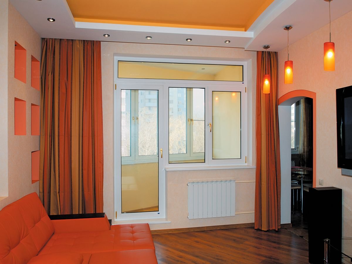 Французские окна между комнатой и лоджией