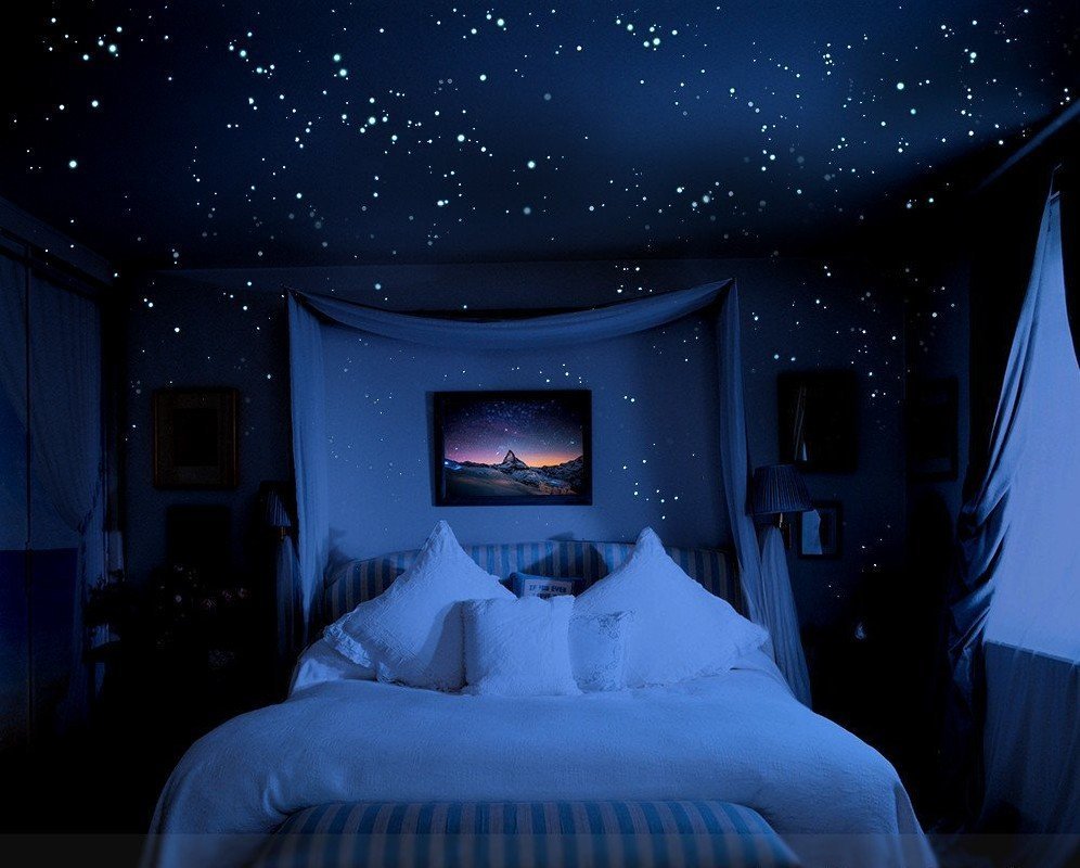 красивая комната ночью с кроватью