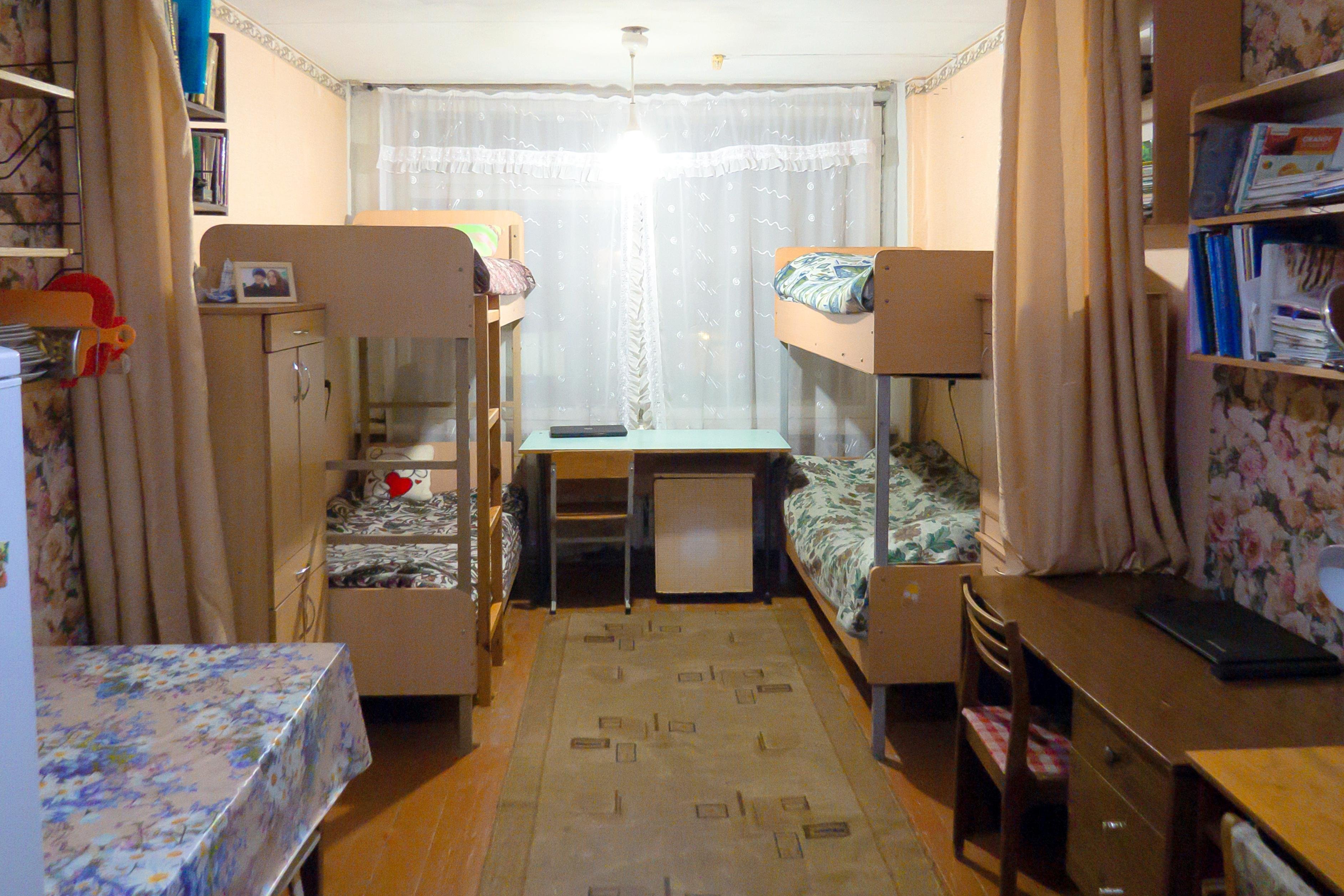 Комнаты в общежитии ульяновск. Комната в общежитии. Комната в общежитии для семьи. Обставить комнату в общежитии. Комната в студенческом общежитии.