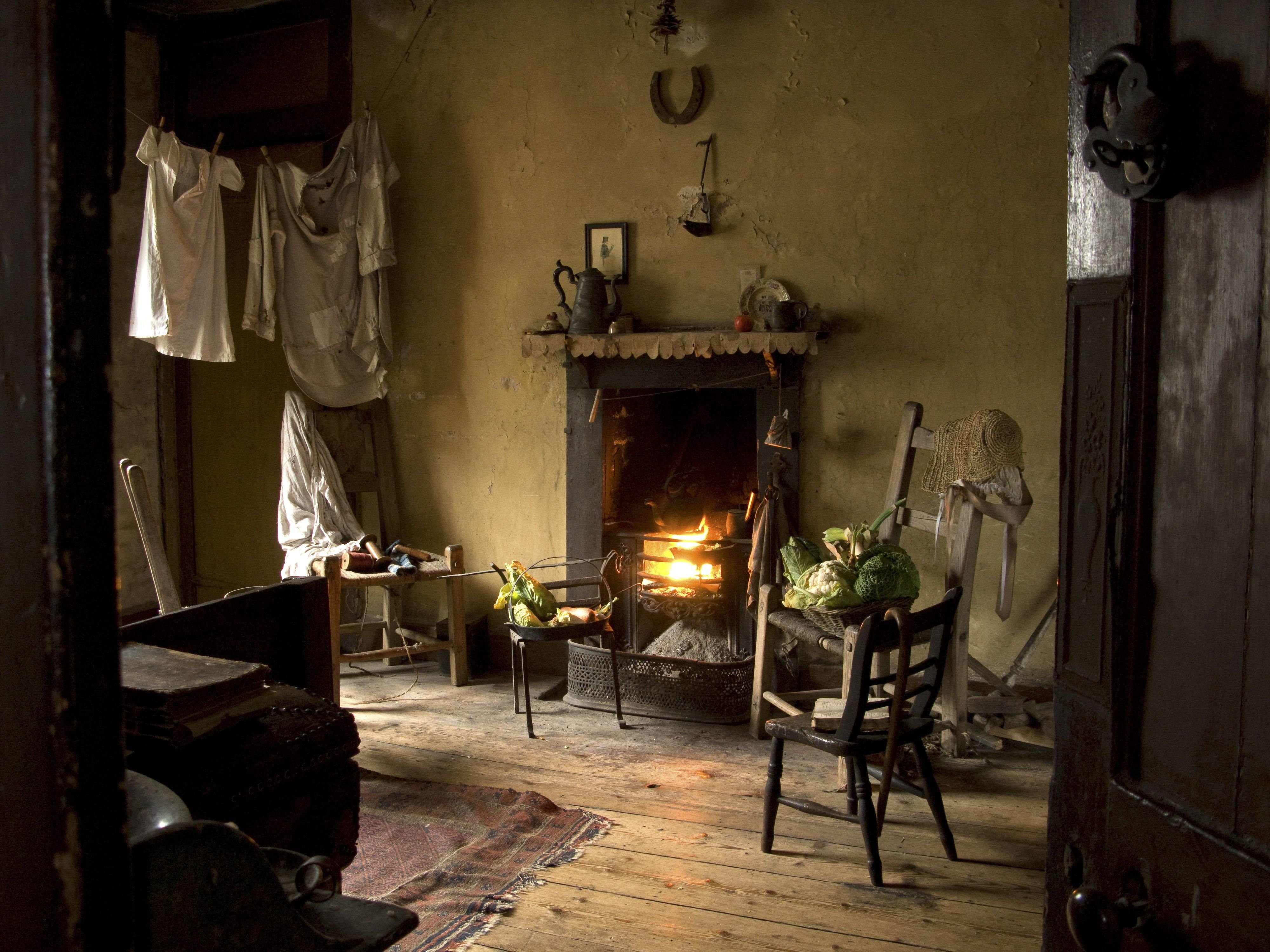 Каморка или коморка как правильно. Убранство 19 века дом бедный. Каморка 19 век. Старинная комната. Старинный интерьер комнаты.