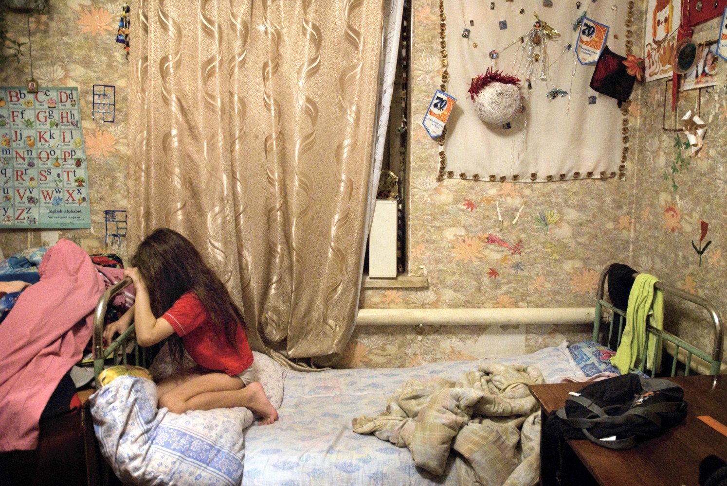 Siberian studio mouse video. Девушка в бедной квартире. Бедная комната для девочки. Нищета в квартире. Девушка из бедной семьи.