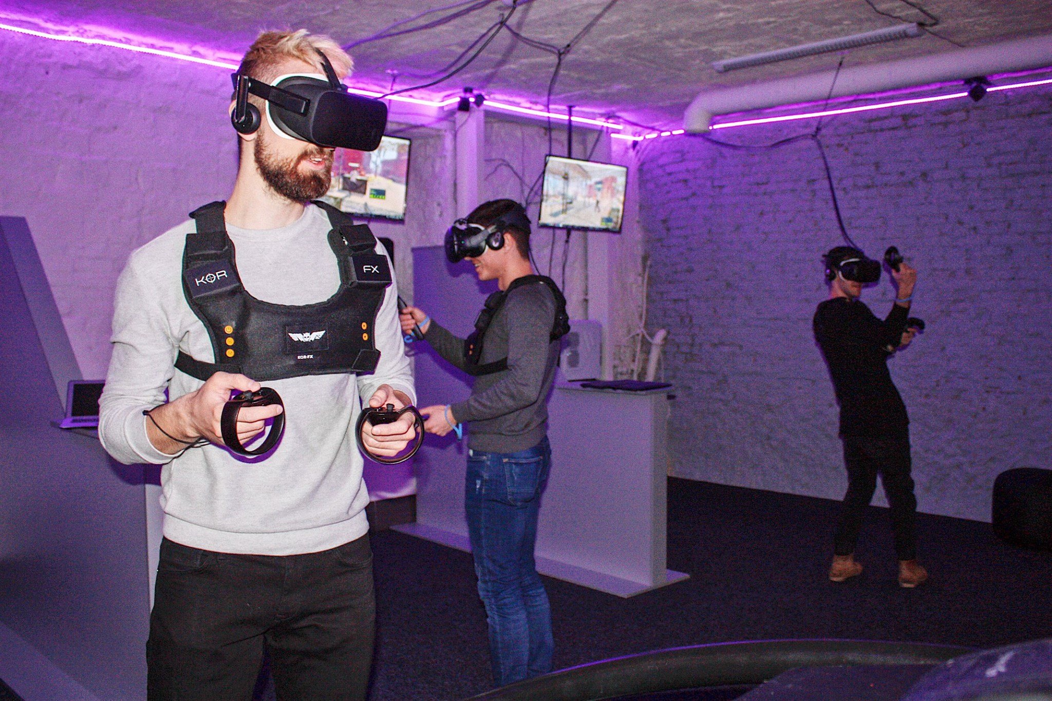 Друзей виар. Клуб виртуальной реальности. Комната виртуальной реальности. Виртуальная реальность игры. Виртуальные очки.