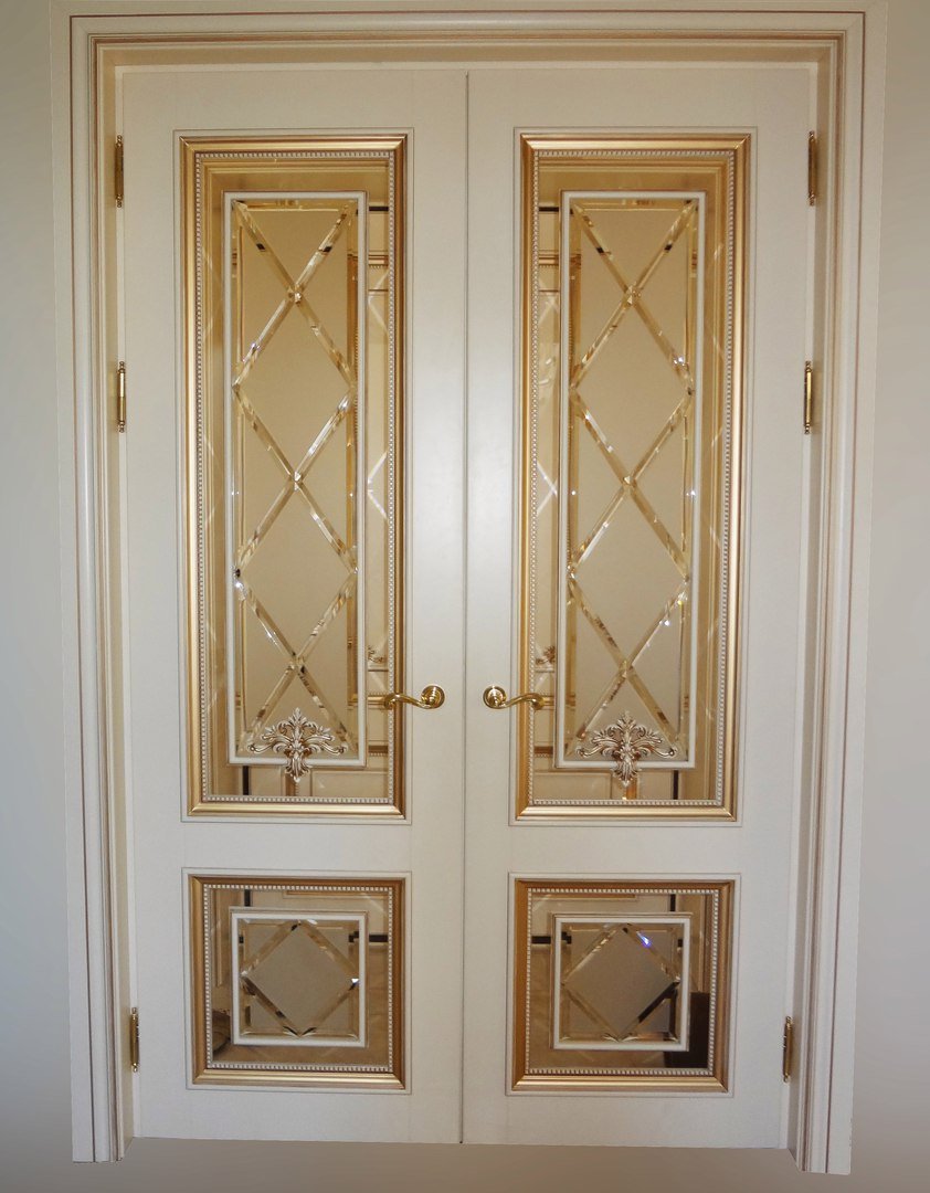 Дверь классика стекло. Двери межкомнатные классика со стеклом. Классические распашные двери. Дверь с витражом. Двери с витражом межкомнатные.