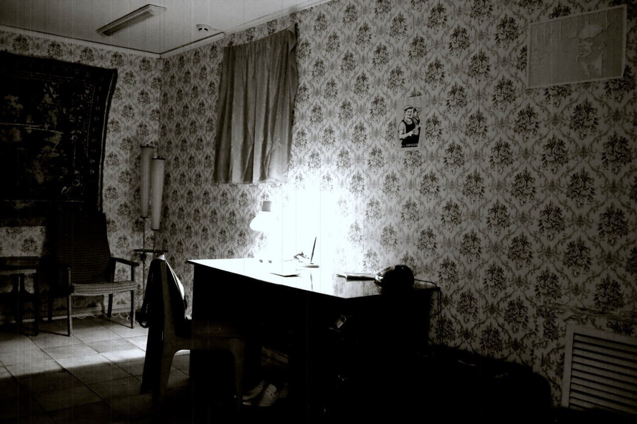 Стен советских времен. Старая Советская квартира. Старая комната в хрущевке. Советская комната. Темно в комнате Советская.
