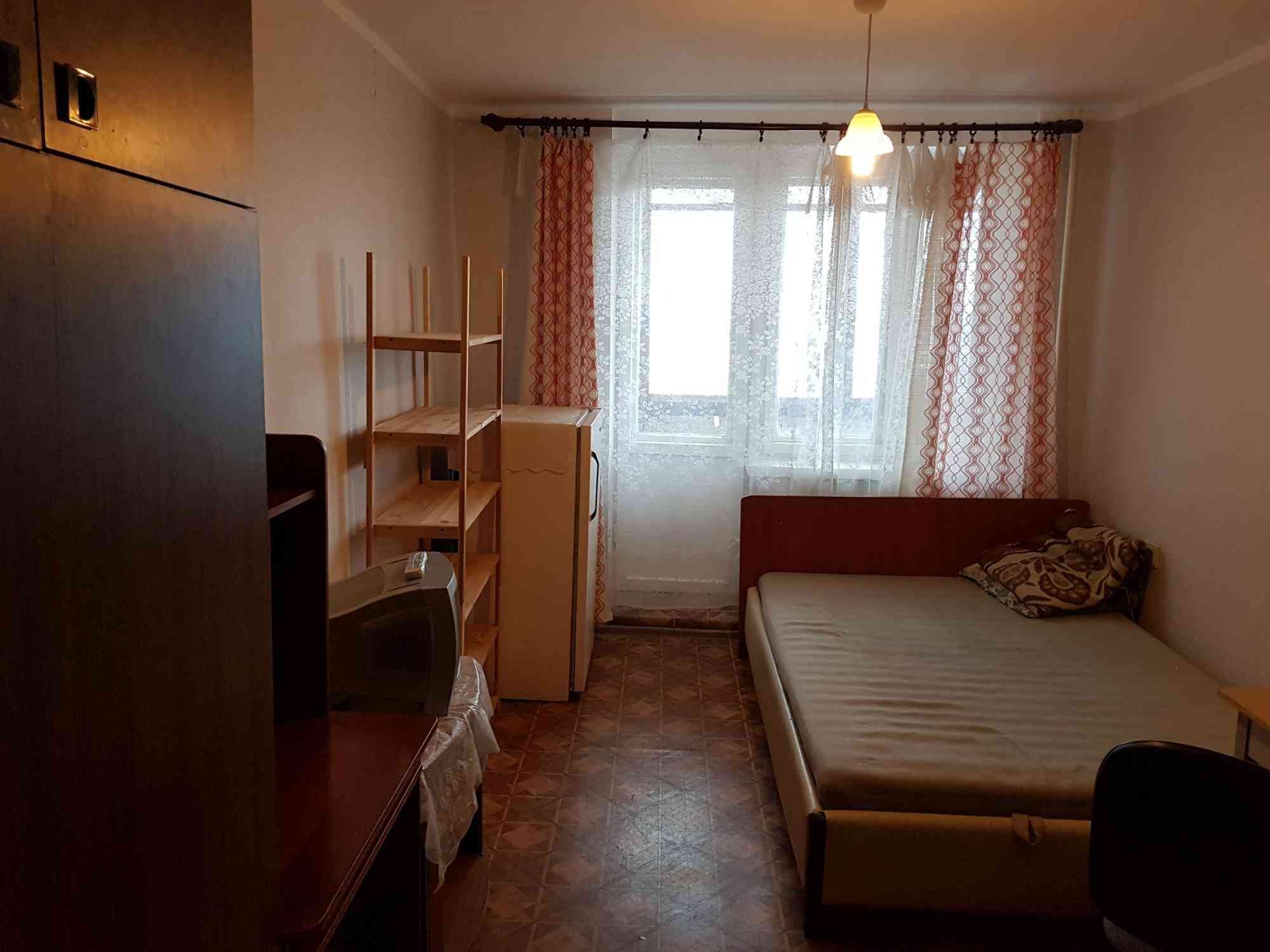 Общежитие комната калининград. Комната в общежитии. Спальня в общежитии. Фотографии комнаты в общежитии. Благоустроенная комната в общежитии.