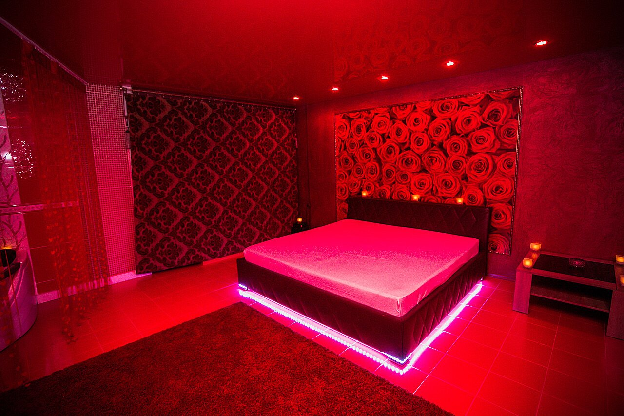Red massage. Комната с красной подсветкой. Комната для эротического массажа. Красная подсветка в спальне. Салон эротического массажа.