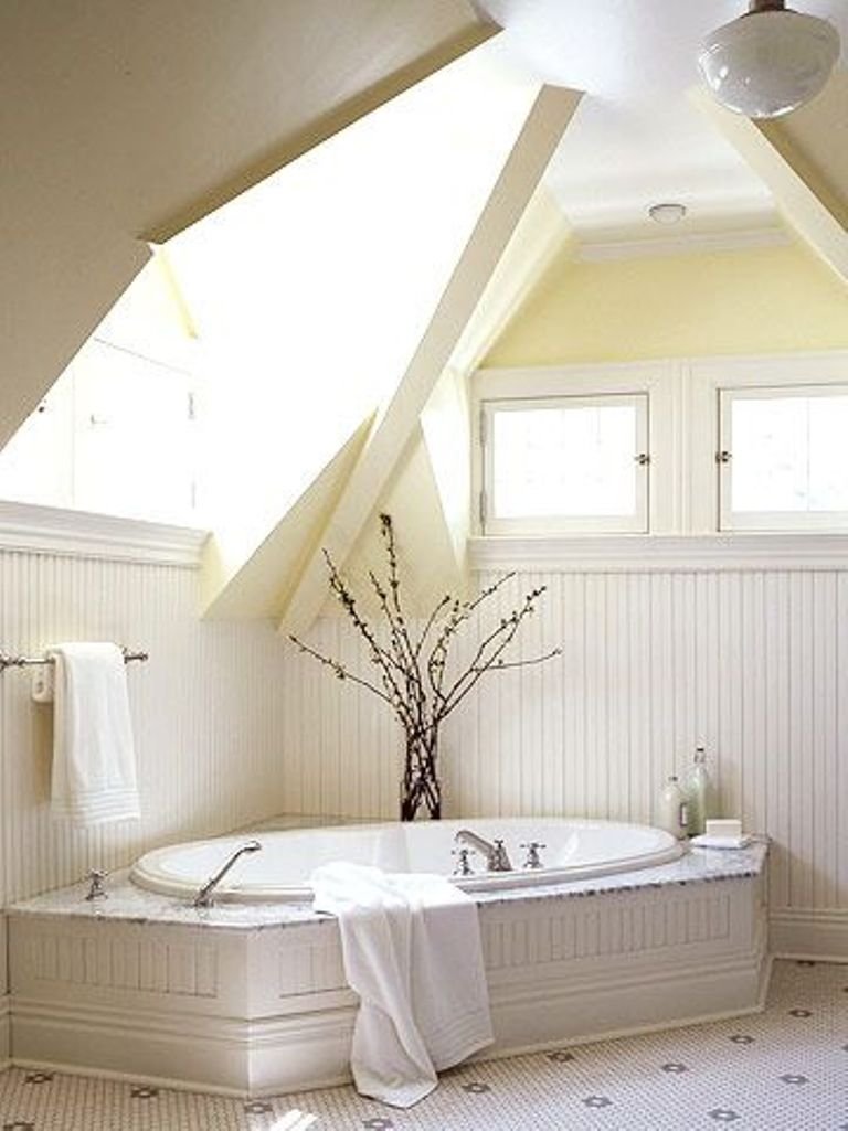 Ванная комната со скошенным потолком