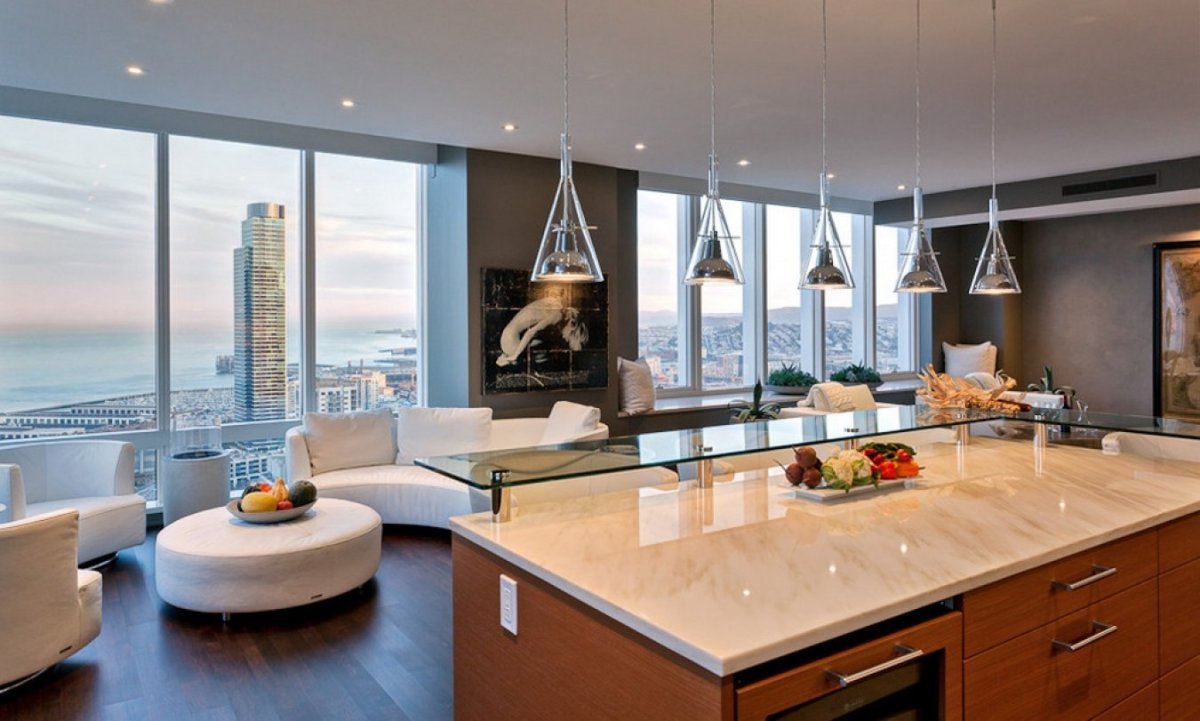 Кухня гостиная с панорамным окном