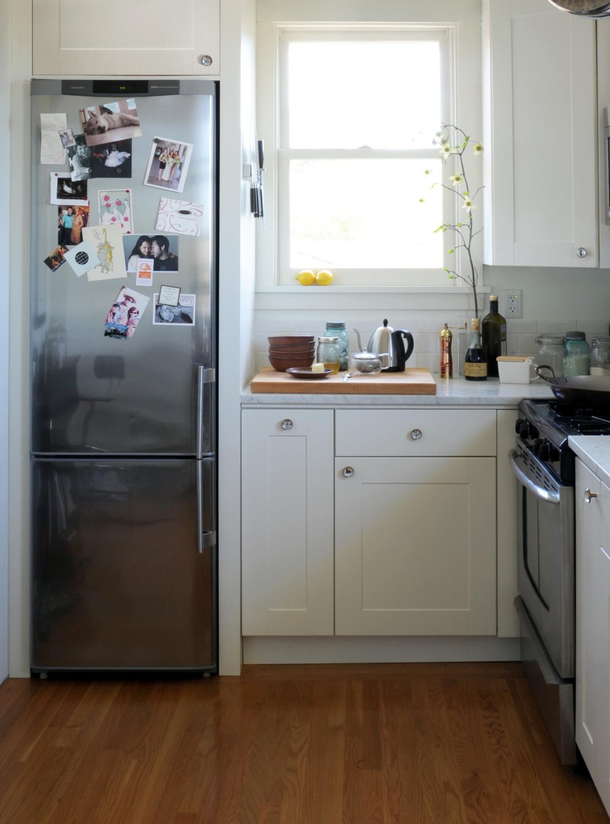 Холодильник у окна на кухне