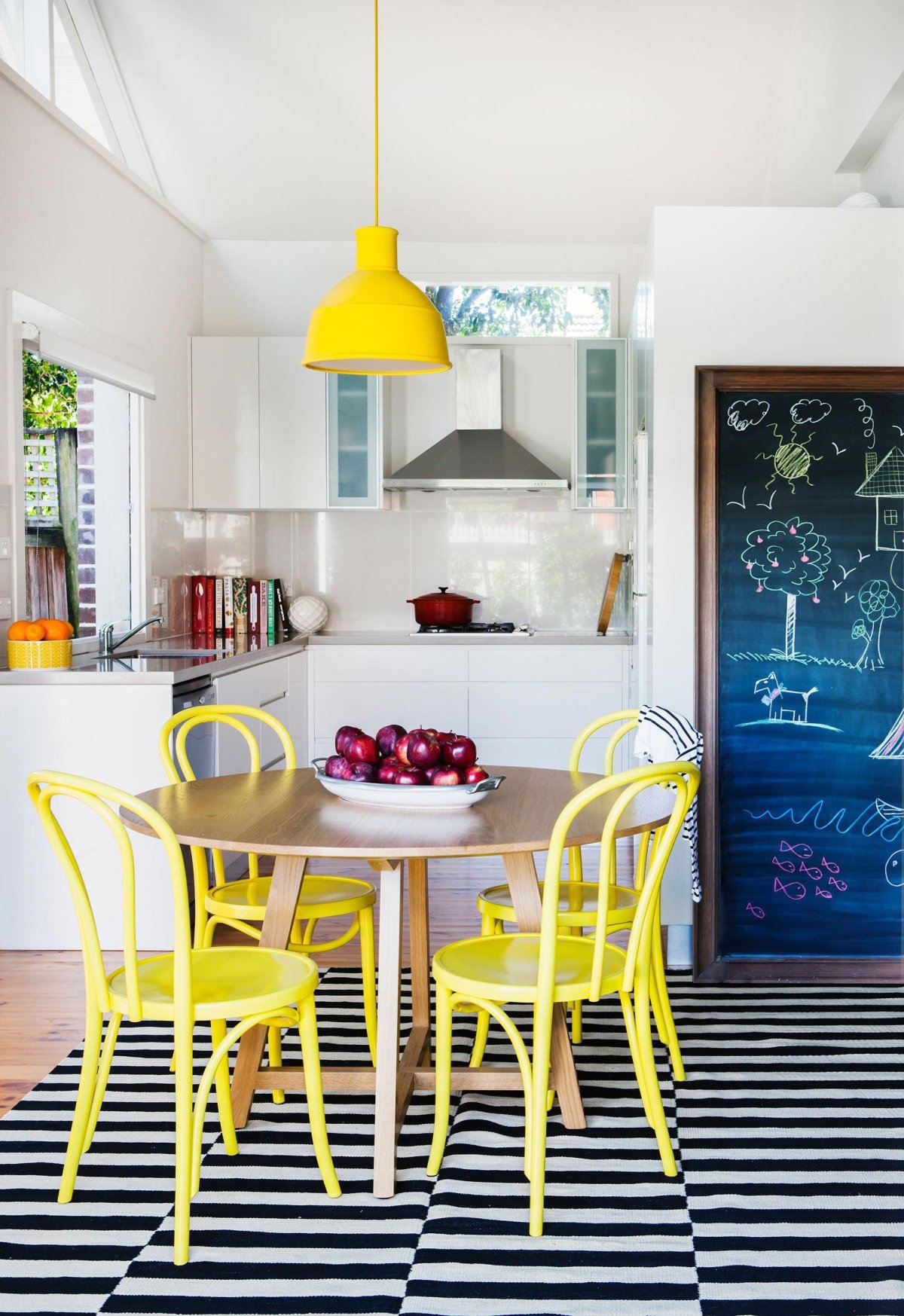 Желтые стулья на кухне