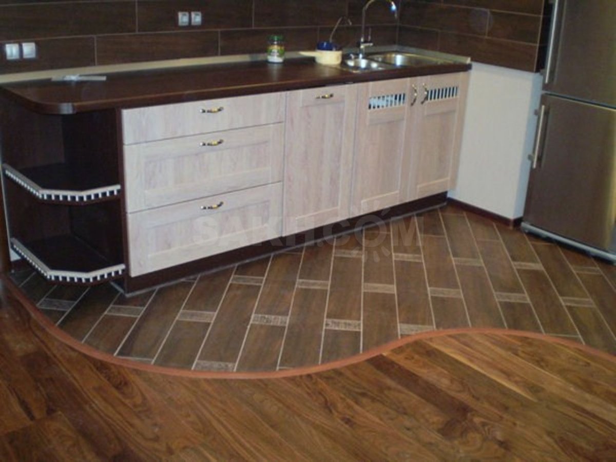 Комбинированный пол на кухне плитка и линолеум
