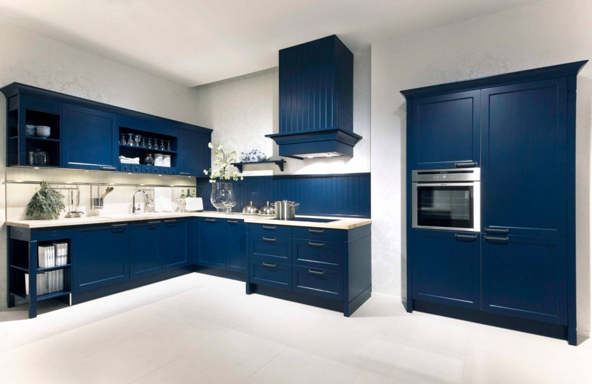 Кухня темно синего цвета