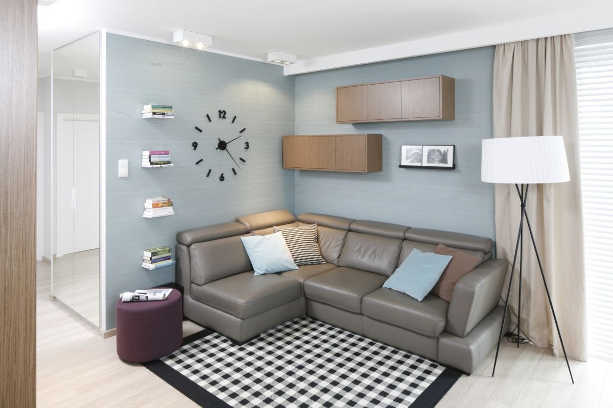 Дизайн маленькой комнаты с диваном и шкафом