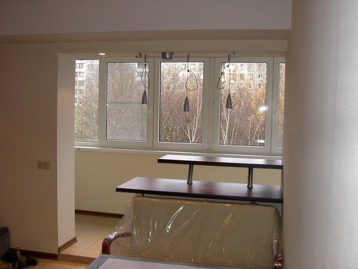 Убрать окно между комнатой и балконом