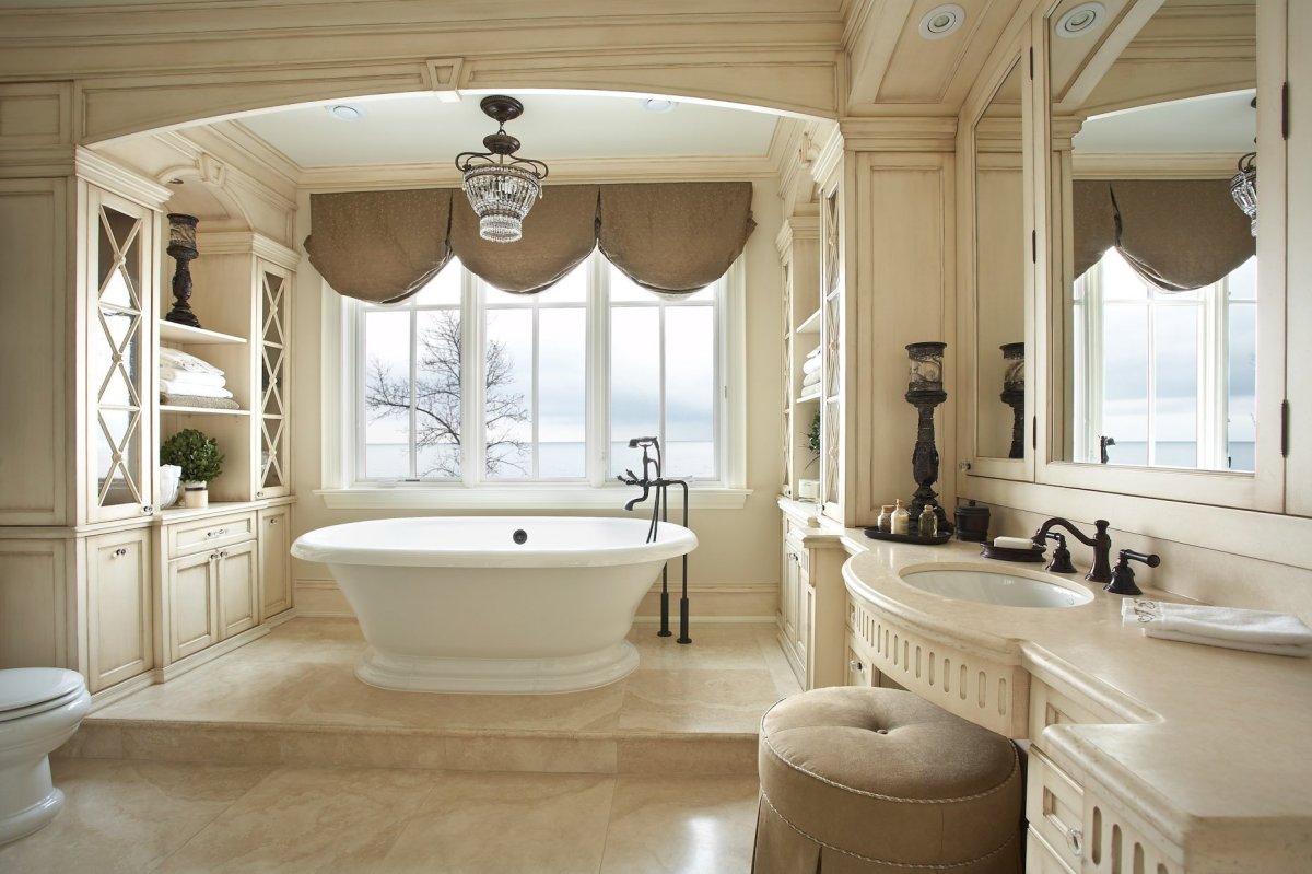 Дизайн большой ванной комнаты с окном