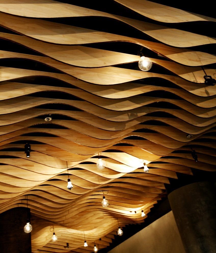 Потолок из реек деревянных с подсветкой