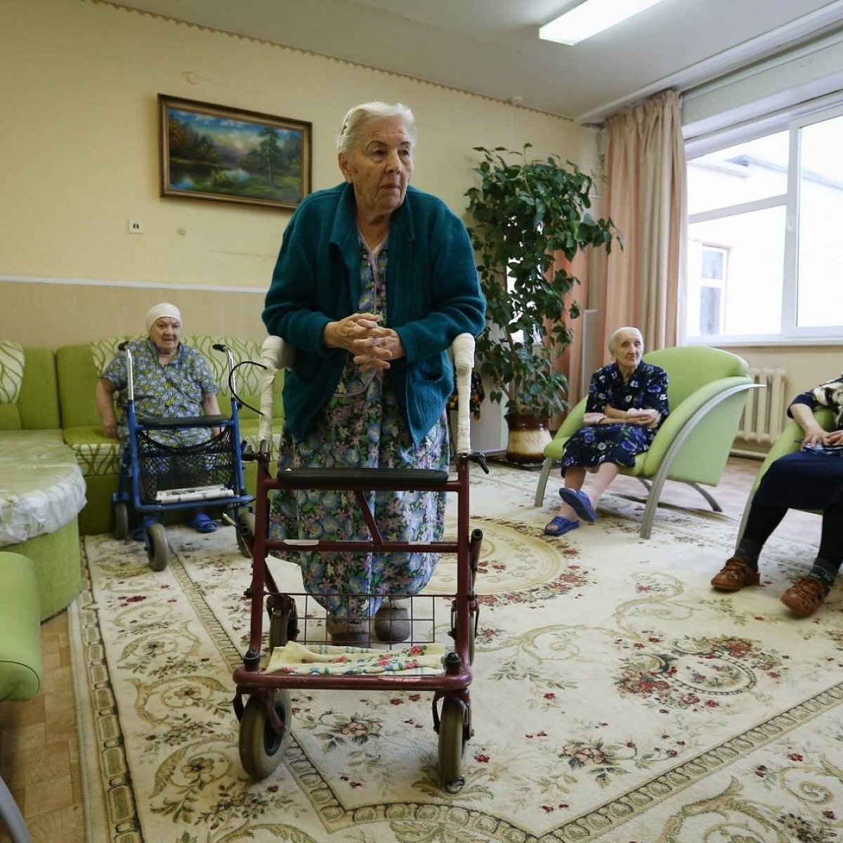 Какие условия в доме престарелых. Дом престарелых. Дом пенсионеров. Комната в доме престарелых. Пожилой человек в комнате.
