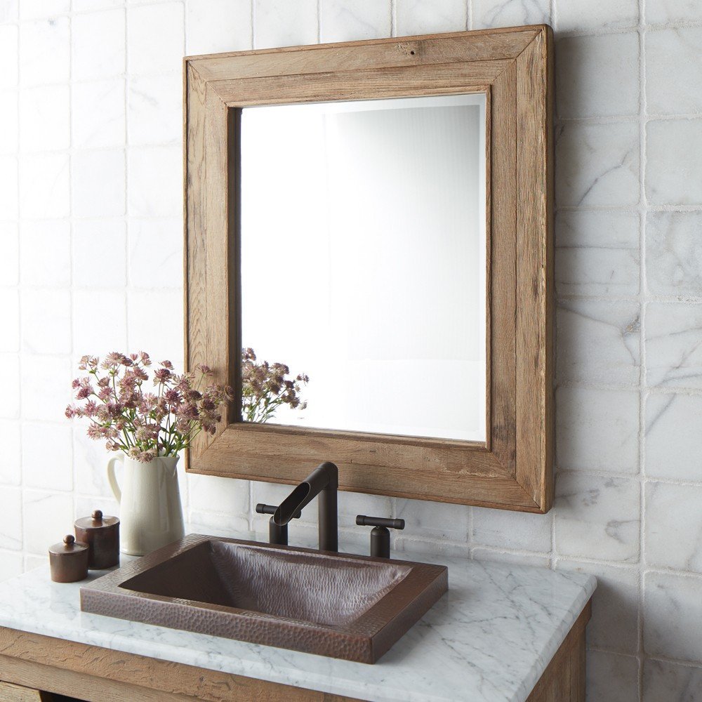 Зеркало в рамке в ванной. Деревянное зеркало в ванную. Зеркало в деревянной раме. Зеркало в ванную в деревянной раме. Зеркало в деревянной оправе.