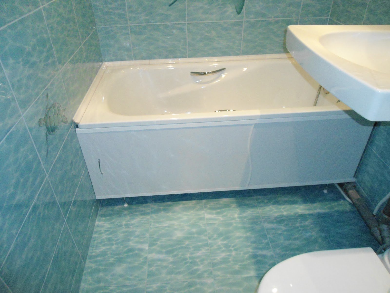 Ванна с нишей под ноги. Экран в ванную комнату. Пластиковая панель под ванну. Зашивка под ванну. Экран под ванну из плитки.
