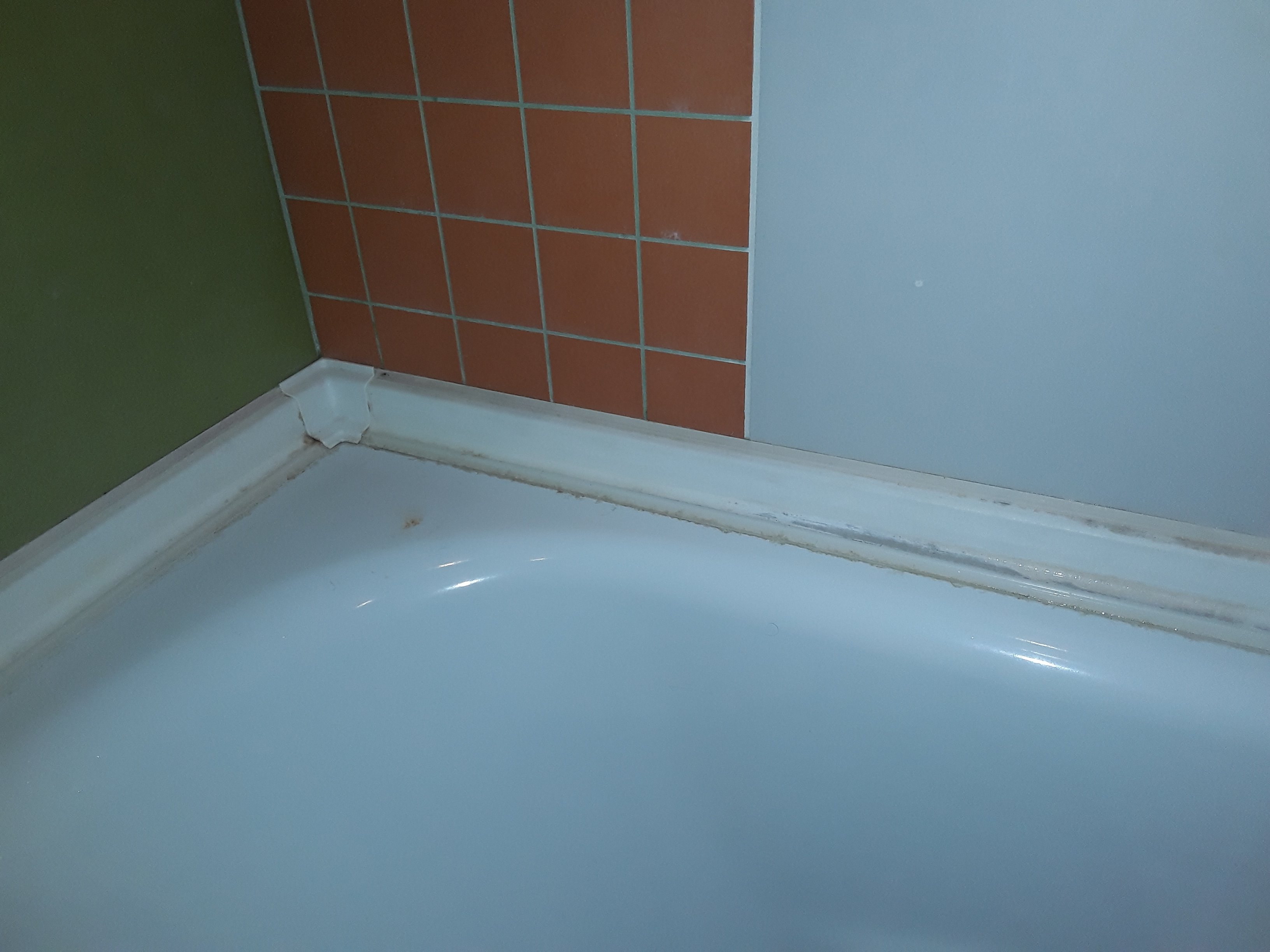 Как сделать между ванной и стеной. Галтель для ванны заделать щель 80 мм. Плинтус для ванной. Отделка края ванны. Керамический плинтус для ванной.