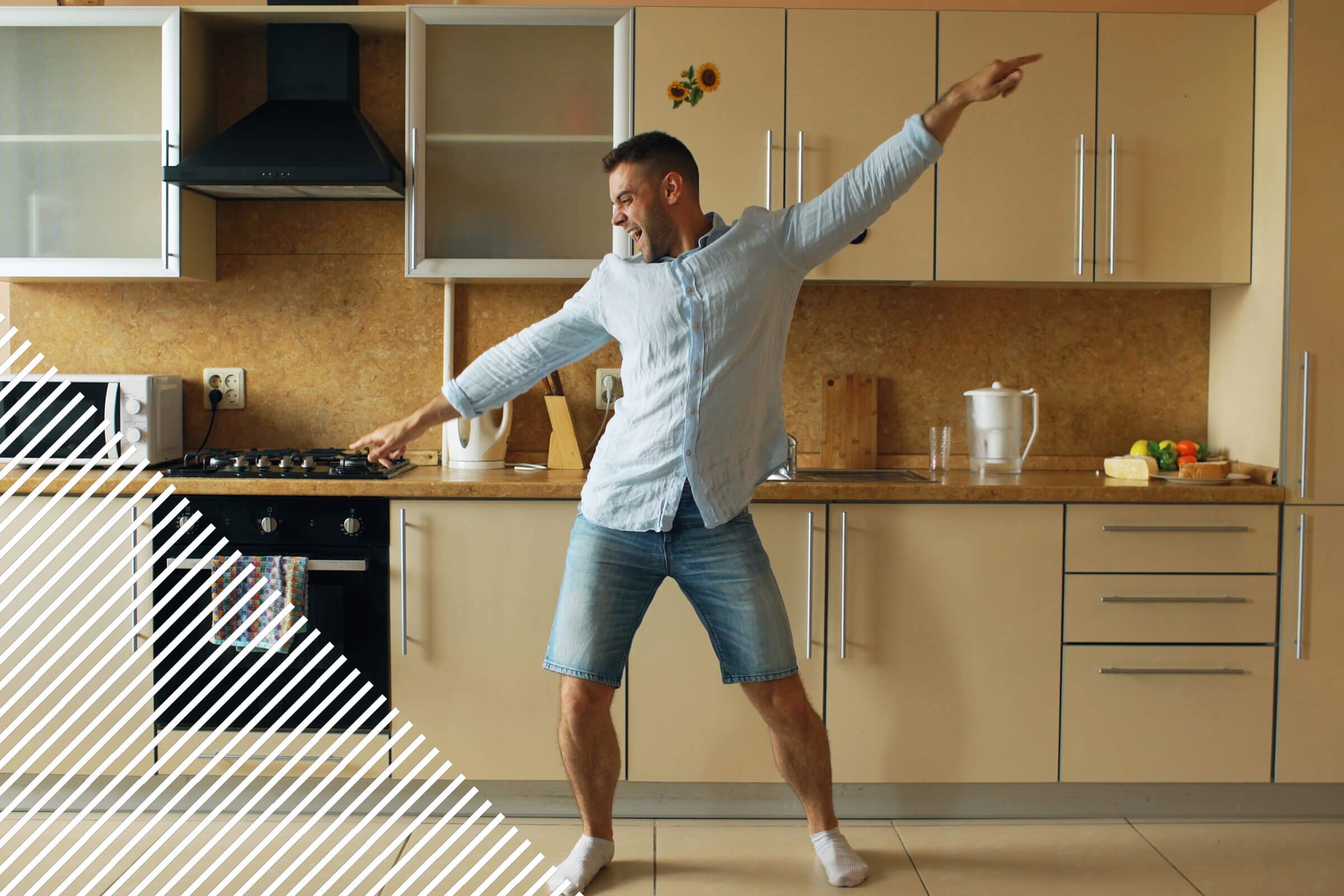 My man the new. Мужчина на кухне. Парень на кухне. Танцы на кухне. Танцует на кухне.
