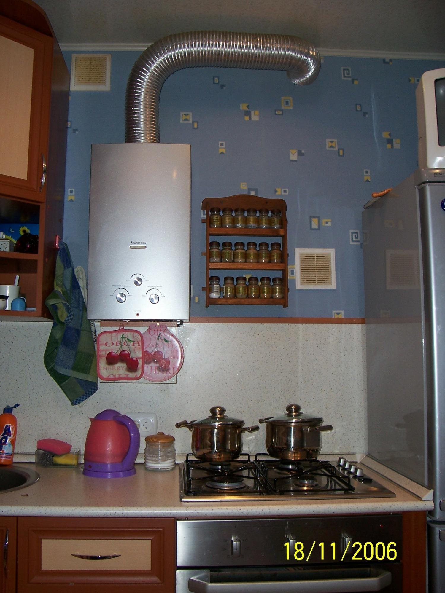 вытяжка и газовый котел на кухне