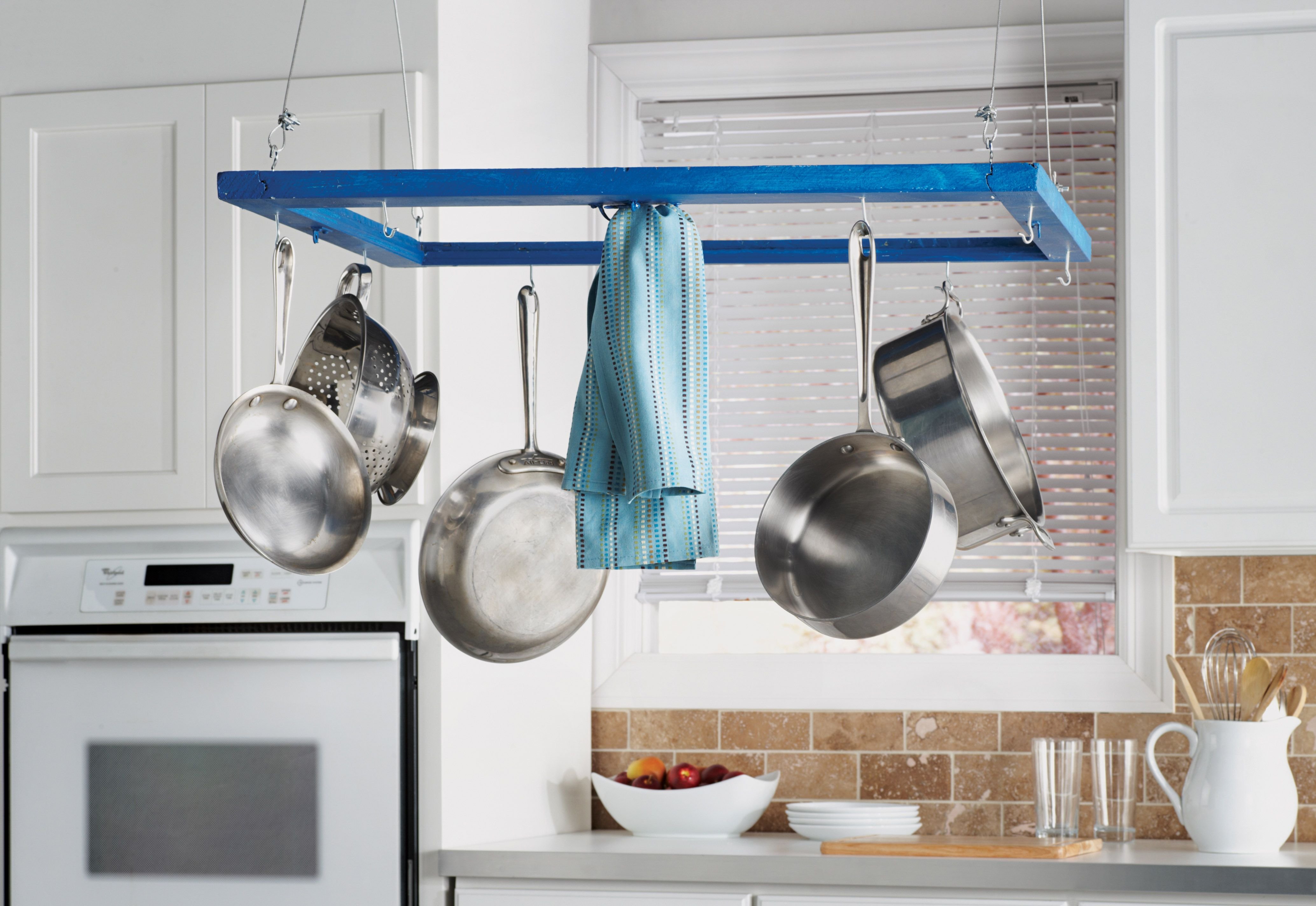 Что можно повесить на кухне. Кухонные подвесы для посуды. Подвесной кухонный рейлинг. Подвес для сковородок на кухне. Подвесная кухня.