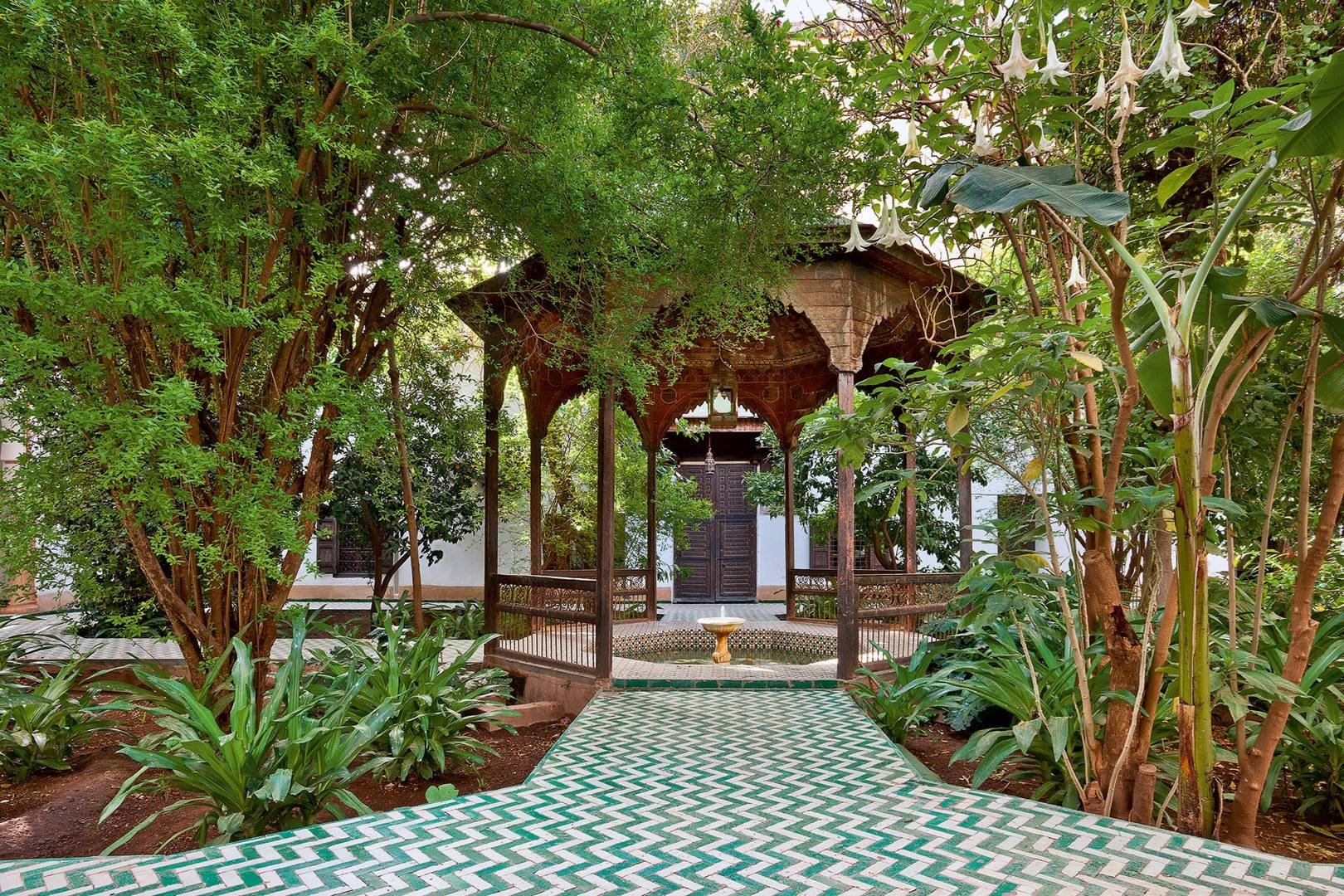 Восточная беседка. Мусульманские сады мавританский стиль ландшафта. Восточный стиль ландшафтный дизайн Марокко. Мавританский сад розарий. Пергола в Восточном стиле.