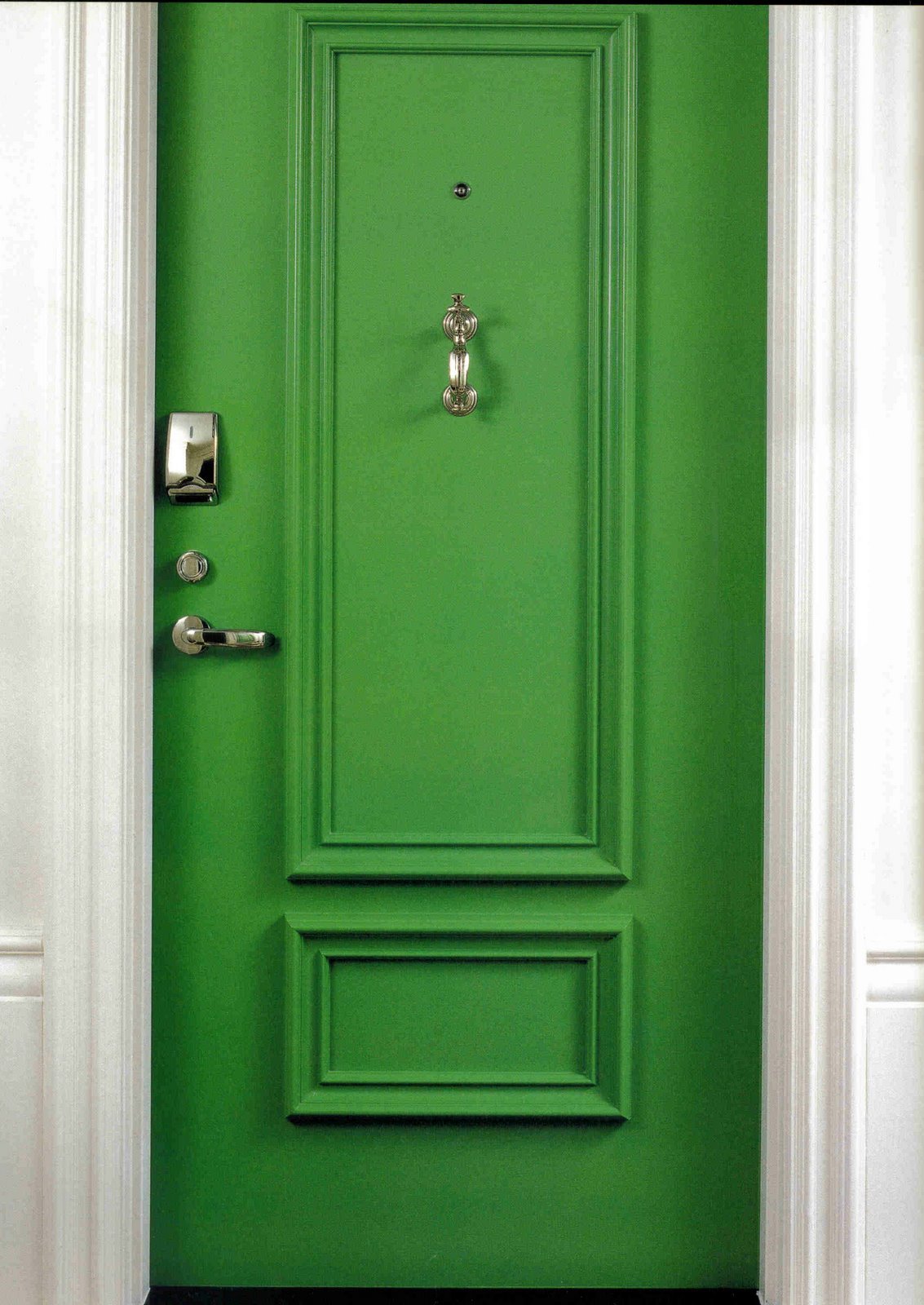 Дверь на зеленом фоне