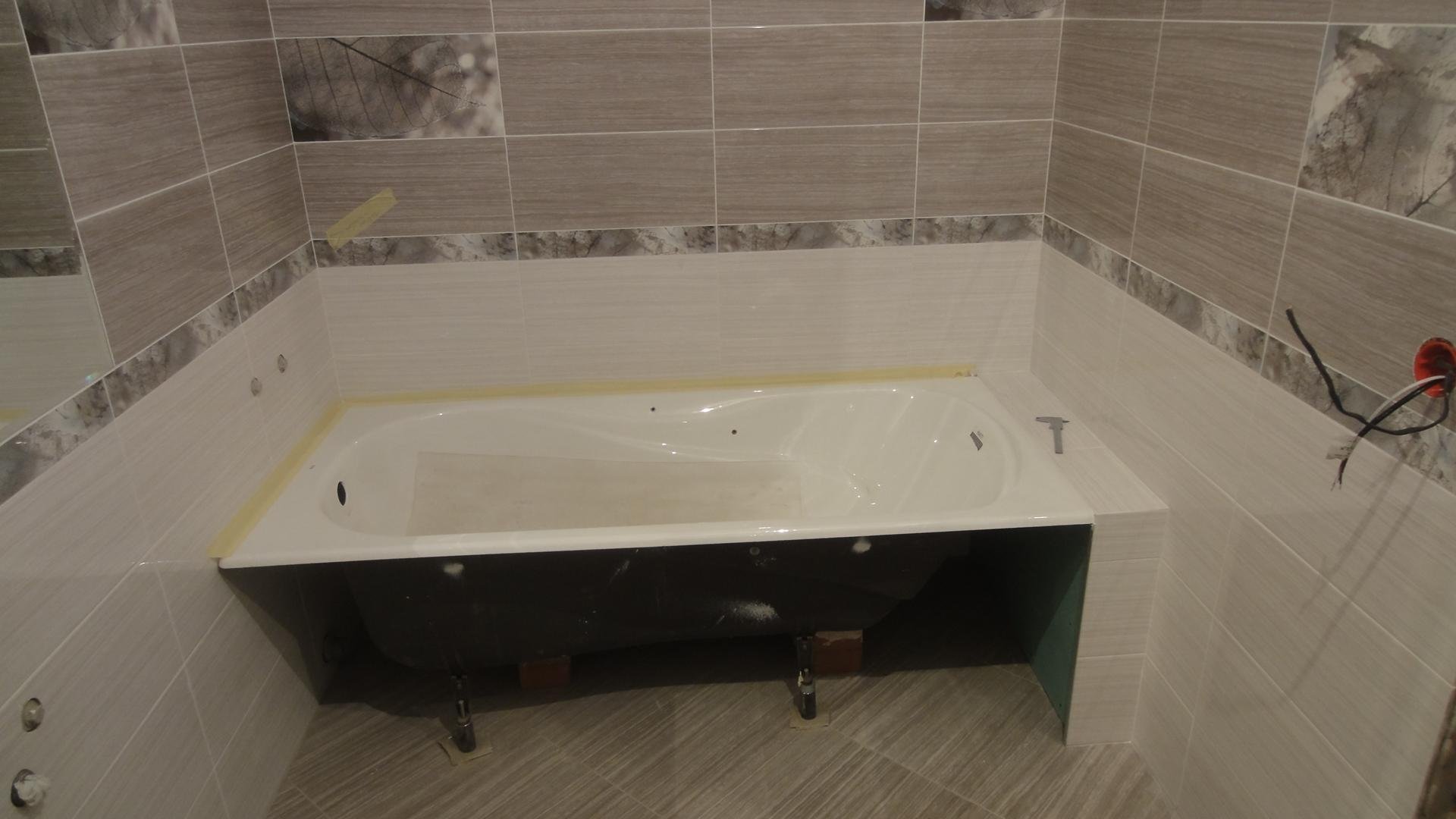 Плитка на акриловую ванну. Ванна под плитку. Экран из плитки под акриловую ванну. Экран для ванной из плитки. Экран под ванную из керамогранита.