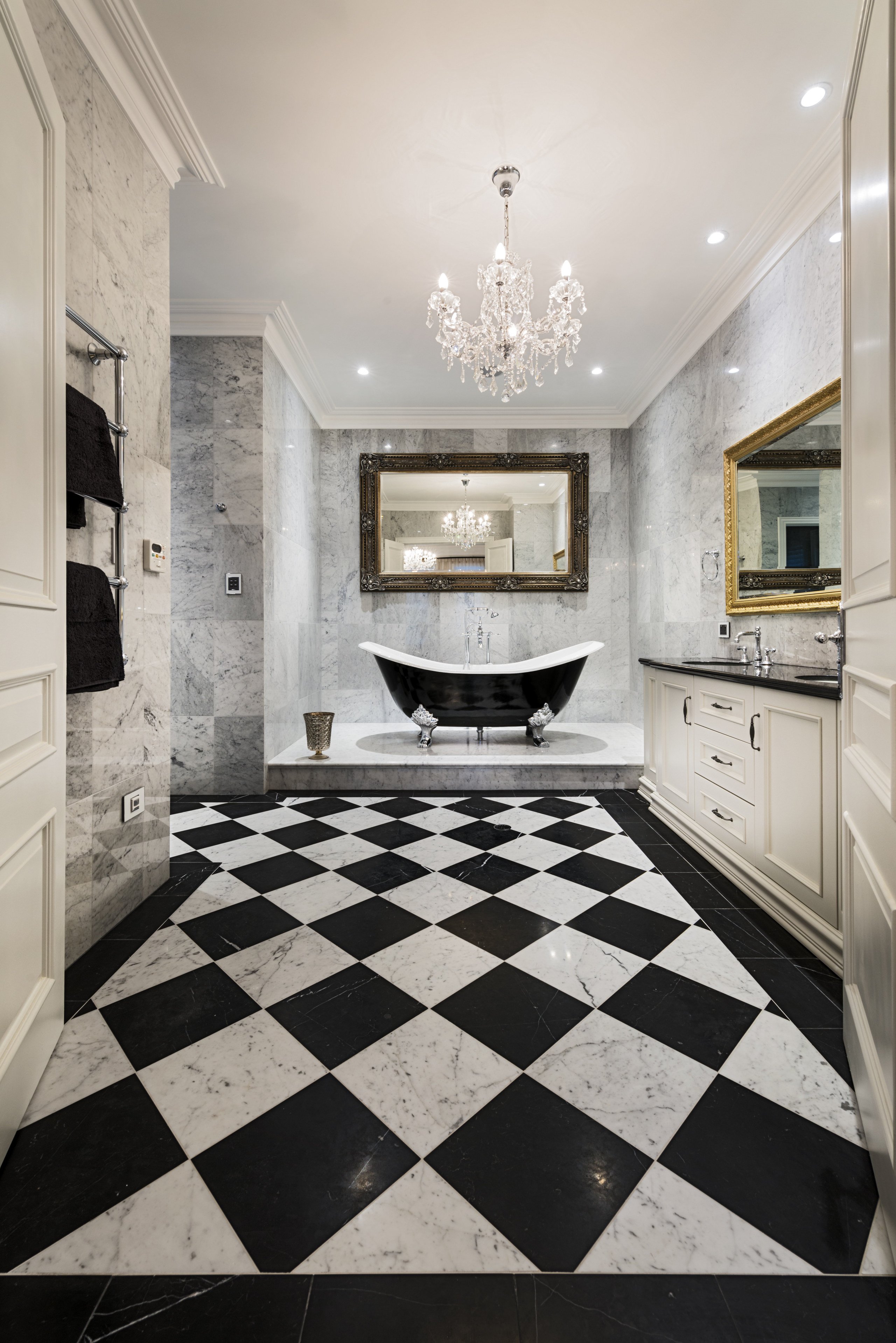 Белая плитка на пол в ванной. Мраморный пол Керама Марацци. Черно белая плитка. Мраморная плитка для ванной. Черная мраморная плитка в ванной.