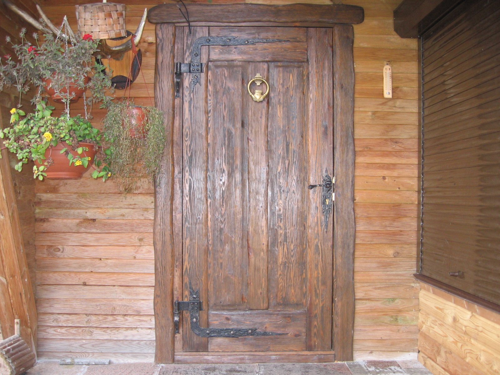 Сделать входную дверь в дом. Дверь входная деревянная. Входные двери под старину. Красивые деревянные двери. Дверь в деревенском доме.